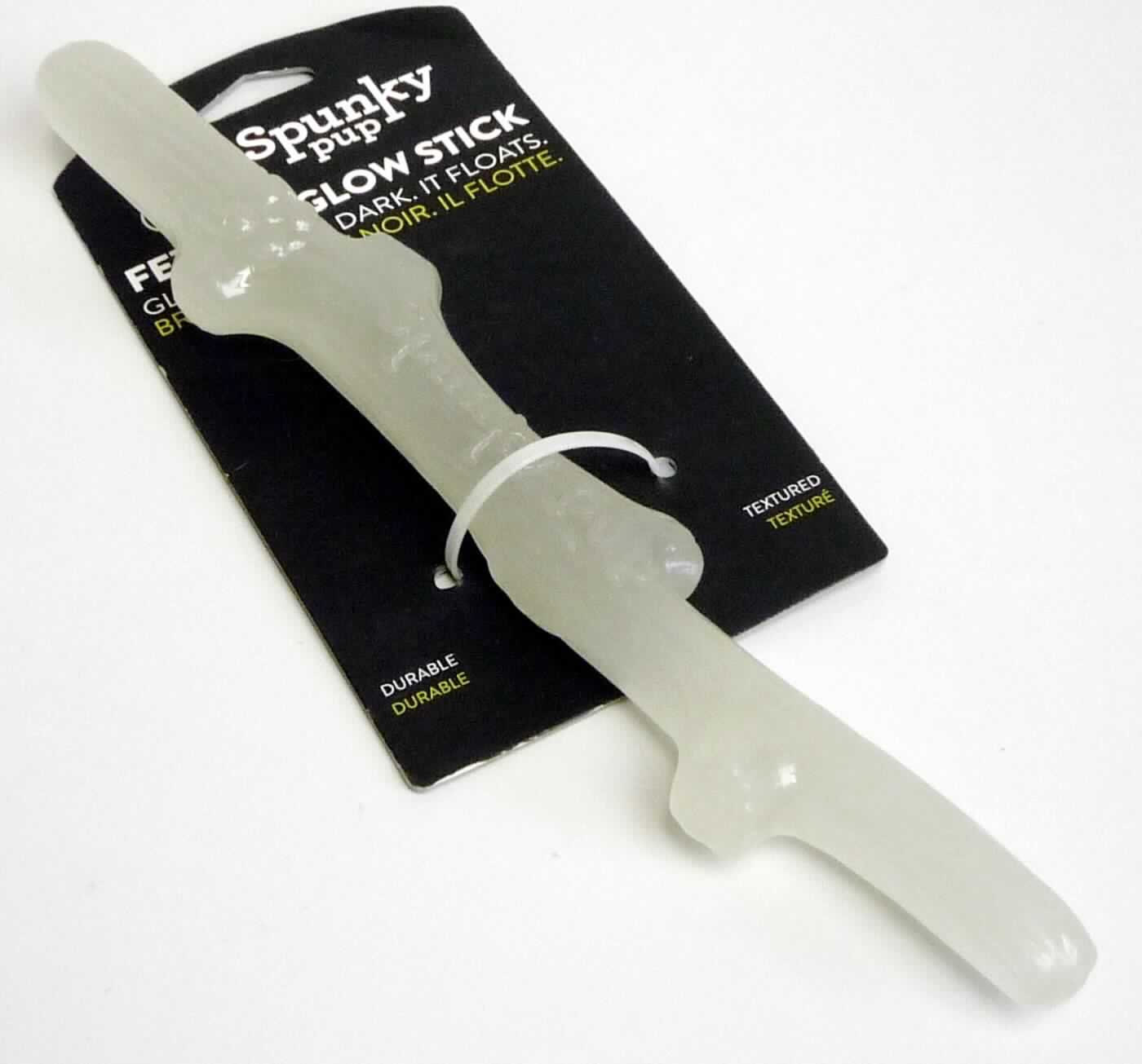 Angaben des Antragstellers:
Wurfspielzeug für Hunde "Glow Stick"
Spielzeug in Astform, leuchtet im Dunkeln, schwimmfähig
Material: TPR

Feststellungen an einem Warenmuster:
Es wurde ein Hundespielzeug in Form eines milchigen Astes (Länge: ca. 30 cm) aus einem elastischen, nicht vulkanisierten Kautschukmaterial vorgelegt.
An der Ware ist ein Pappanhänger mit Produktinformationen befestigt, der die Ware als Hundespielzeug kennzeichnet (Aufdruck auszugsweise: "FETCH & GLOW STICK   Intended for pets only").

Befund:
Es liegt eine andere Ware aus nicht vulkanisiertem Kautschuk im Sinne der Position 4006 vor.