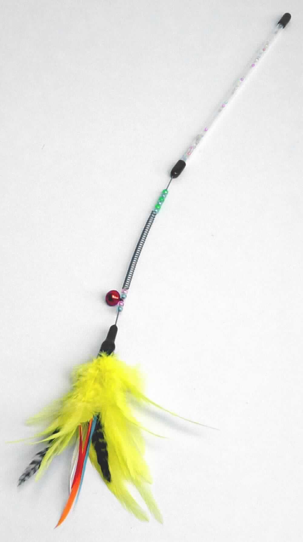 Katzenspielzeug, sog. Katzenspielangel Carnaval, Foto siehe Anlage,
- in Form einer zusammengesetzten Ware, im Wesentlichen bestehend aus: 
- - einem ca. 25 cm langen, klarsichtigen, biegsamen Röhrchen aus Kunststoff, 
- - - mit kleinen Kunststoffperlen befüllt,
- - einer ca. 17 cm langen Spiralfeder aus Draht aus unedlem Metall,
- - - am oberen Ende des Röhrchens befestigt,
- - - mit aufgefädelten Kunststoffperlen und einer Schelle,
- - einem ca. 13 cm langen Wedel aus Federn und Daunen,
- - - am oberen Ende der Spiralfeder befestigt,
- keine Einreihung als Spielzeug der Position 9503, da erkennbar ausschließlich für Tiere bestimmt, 
- die Federn und Daunen sind in Bezug auf die Verwendung als Katzenspielzeug charakterbestimmend.

"Ware aus Federn und Daunen"