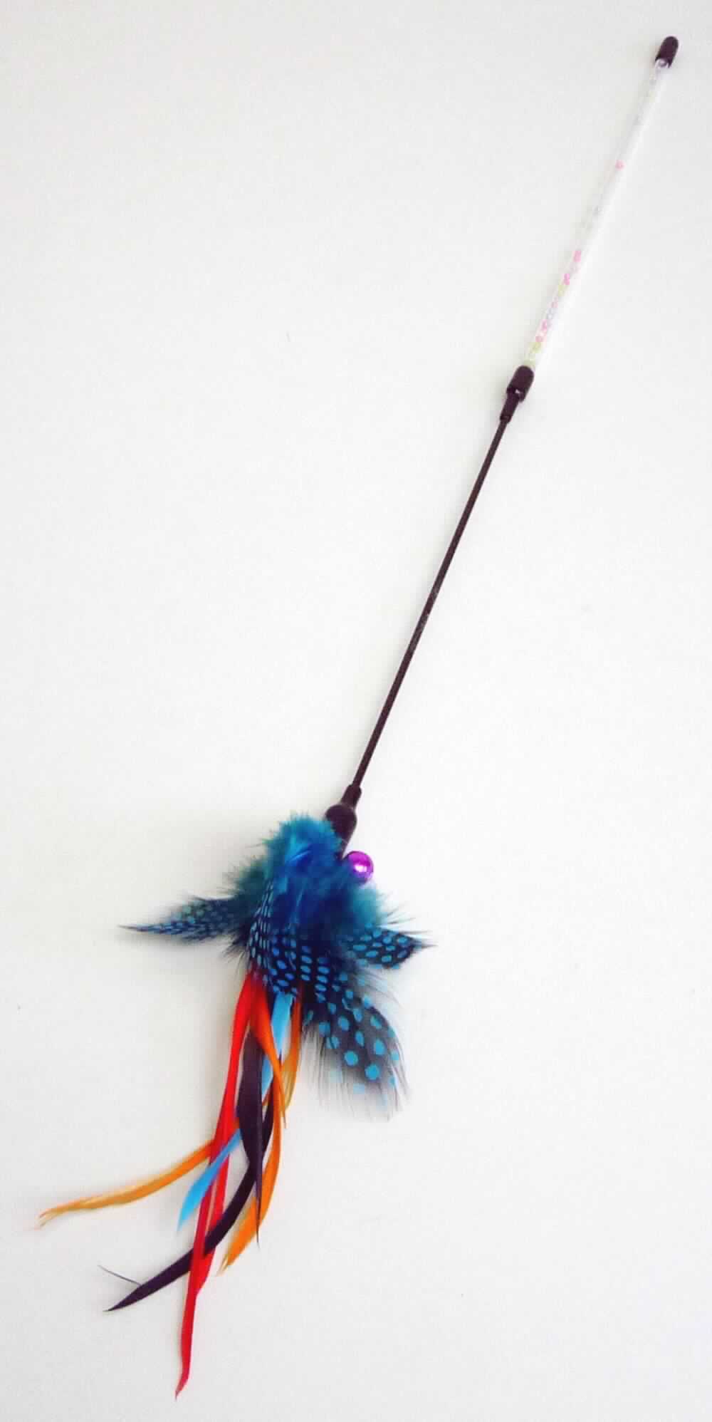 Katzenspielzeug, sog. Katzenspielangel Colibri, Foto siehe Anlage,
- in Form einer zusammengesetzten Ware, im Wesentlichen bestehend aus: 
- - einem ca. 25 cm langen, klarsichtigen, biegsamen Röhrchen aus Kunststoff, 
- - - mit kleinen Kunststoffperlen befüllt,
- - einem ca. 24 cm langen, biegsamen Stab aus Kunststoff,
- - - am oberen Ende des Röhrchens befestigt,
- - einer Schelle,
- - - am oberen Ende des Stabs befestigt,
- - einem ca. 18 cm langen Wedel aus Federn und Daunen,
- - - am oberen Ende des Stabs befestigt,
- keine Einreihung als Spielzeug der Position 9503, da erkennbar ausschließlich für Tiere bestimmt, 
- die Federn und Daunen sind in Bezug auf die Verwendung als Katzenspielzeug charakterbestimmend.

"Ware aus Federn und Daunen"