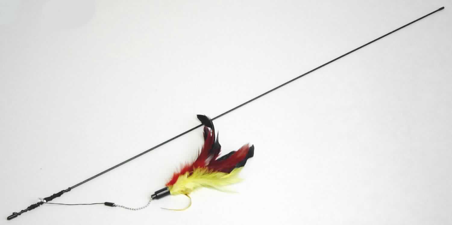 Katzenspielzeug, sog. Katzenspielangel Flying Bird, Foto siehe Anlage,
- in Form einer zusammengesetzten Ware, im Wesentlichen bestehend aus: 
- - einem ca. 90 cm langen, biegsamen Stab aus Kunststoff (laut Antrag mit Kohlefasern), 
- - einem an dem Kunststoffstab befestigten, ca. 44 cm langen Streifen aus Leder,
- - einem am Ende des Stabs befestigten Nylonfaden,
- - einem am Ende des Nylonfadens befestigten Metallkugelkettchen,
- - einem am Ende des Metallkugelkettchens befestigten ca. 18 cm langen Wedel,
- - - aus Federn und Daunen,
- - - aus vier schmalen, kurzen, metallisierten Kunststoffstreifen,
- keine Einreihung als Spielzeug der Position 9503, da erkennbar ausschließlich für Tiere bestimmt, 
- die Federn und Daunen sind in Bezug auf die Verwendung als Katzenspielzeug charakterbestimmend.

"Ware aus Federn und Daunen"