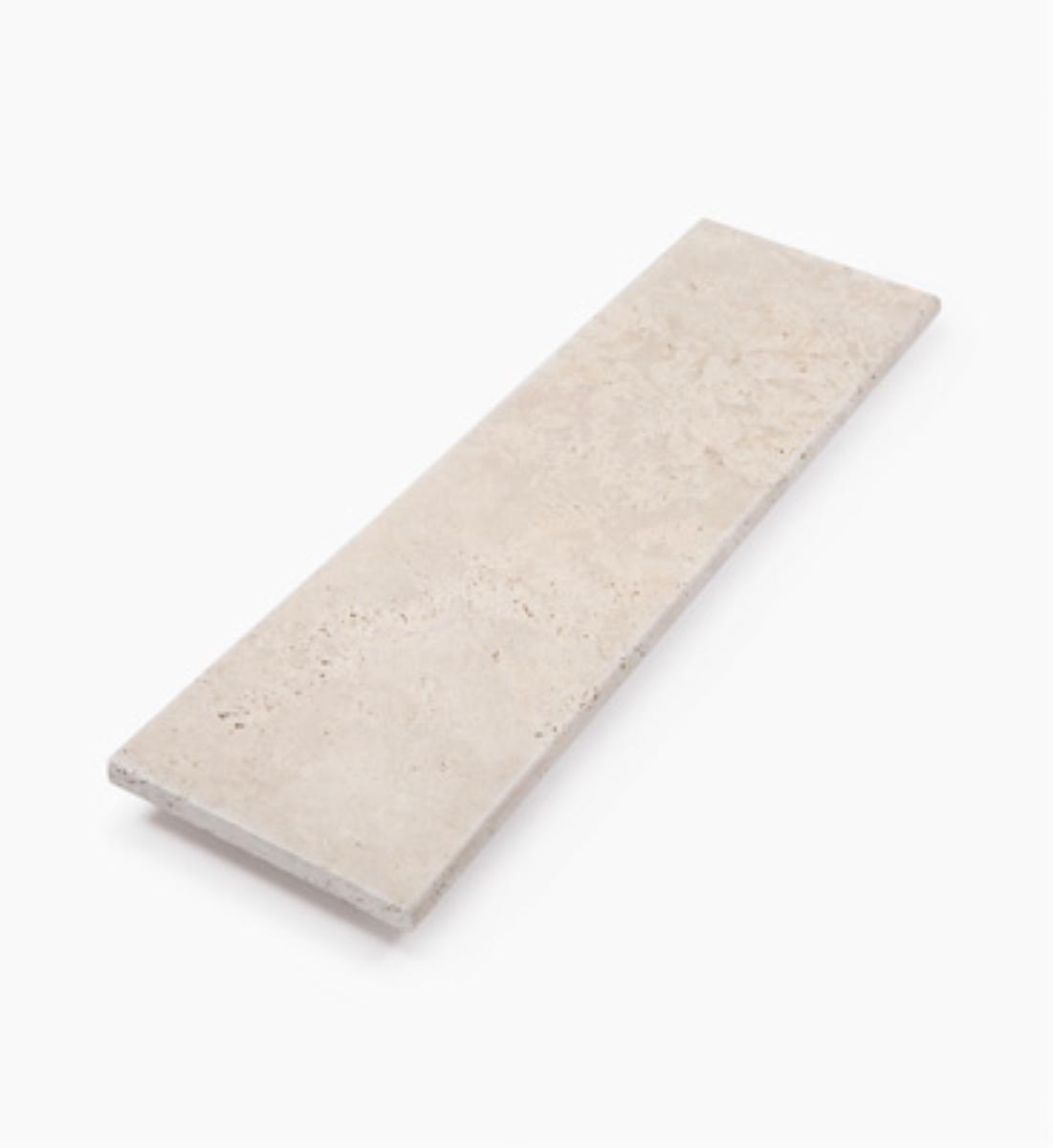 Angaben:
Poolplatten VANILLA ROMANA®; Bearbeitung: Oberfläche geschliffen und getrommelt, eine Längsseite mit Rundstab, sonst gesägt; Material: Travertin; Farbe: creme-beige.

Befund:
Bearbeitete Werksteine und Waren daraus, Travertin.