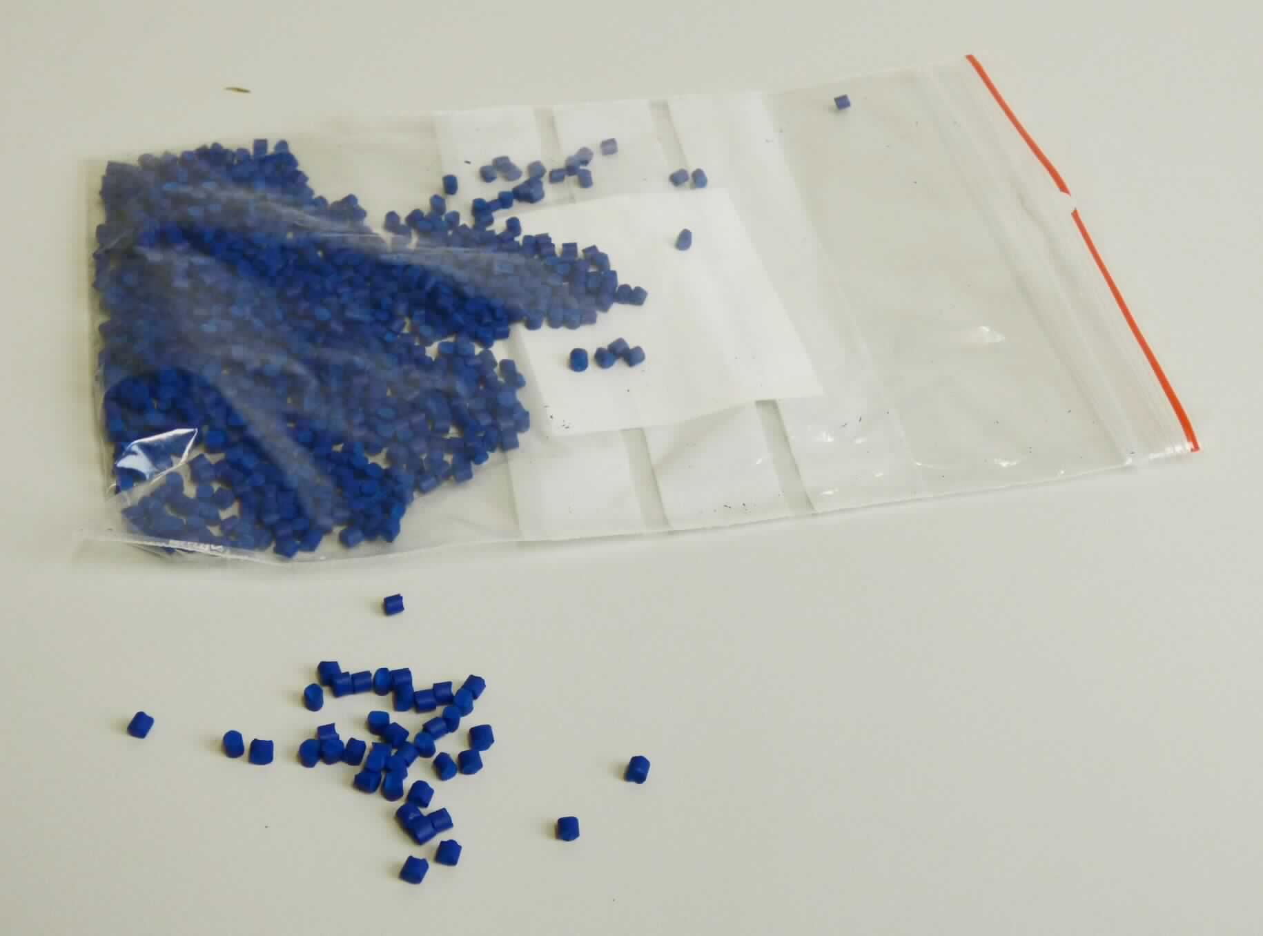 Angaben:
Farbkonzentrat (Masterbatch), konzentrierte Dispersion von Pigmenten und Zusatzstoffen in Polymeren.

Warenbeschaffenheit:
dunkelblaues Granulat (Größe: 2 - 3 mm)

Befund:
Zubereitung auf der Grundlage synthetischer organischer Farbmittel