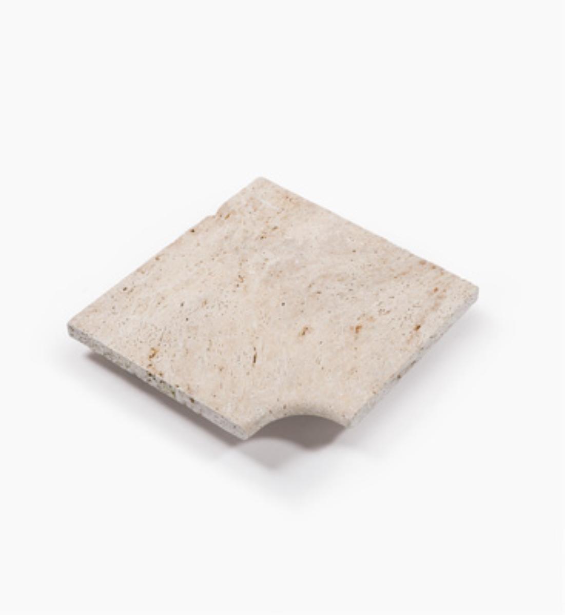 Angaben:
Poolecke VANILLA ROMANA®; Bearbeitung: Oberfläche geschliffen und getrommelt, Innenseite mit Rundstab, sonst gesägt; Material: Travertin; Farbe: creme-beige.

Befund:
Bearbeitete Werksteine und Waren daraus, Travertin.