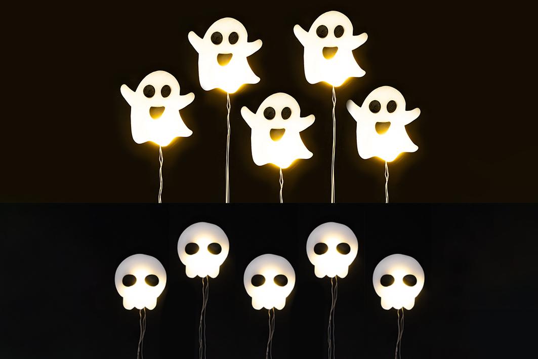 Bei der sog. 5er LED Lichterkette Fenstersticker HALLOWEEN, Art. 796838 handelt es sich um eine Ware in zwei Ausführungen (Aufsätze in Form von Geistern oder Totenköpfen), jeweils bestehend aus einer ca. 60 cm langen Lichterkette aus zwei lackisolierten Metalldrähten mit 5 im Abstand von ca. 15 cm fest angebrachten, im Dauerlicht weiß leuchtenden LED-Lichtquellen in Tropfenform.
An jeder Brennstelle ist ein ca. 6 cm großer Aufsatz mit einem Halloweenmotiv (Geist bzw. Totenkopf) aus lichtdurchlässigem selbstklebendem Kunststoff angebracht.
Die Lichterkette ist mit einer ca. 30 cm langen Zuleitung sowie einem Batteriefach mit einem Ein-/Ausschalter ausgestattet.

Es handelt sich um eine Lichterkette, die in der Winterzeit für verschiedene Dekorationszwecke verwendet wird, bspw. zum Schmücken von Fensterscheiben.

Der stoffliche Charakter der Ware wird aufgrund des Umfangs und des äußeren Erscheinungsbildes durch den Kunststoffanteil bestimmt.

Die Ware ist in einer transparenten Kunststofftüte verpackt.

Das Erzeugnis ist als "elektrischer Beleuchtungskörper, anderweit weder genannt noch inbegriffen, nicht von den Unterpositionen (HS) 9405 11 bis 9405 41 erfasst, ausschließlich zur Verwendung mit LED-Lichtquellen bestimmt, kein Scheinwerfer, aus Kunststoffen" einzureihen.