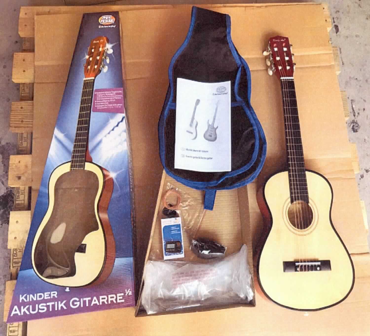 Bei dem "Toy Place Akustik Gitarren Set" handelt es sich um eine Warenzusammenstellung in Aufmachung für den Einzelverkauf, bestehend aus:
- einem Zupfinstrument in Form einer akustischen Gitarre, die im Hinblick auf den Umfang und die Bedeutung für die Verwendung charakterbestimmend ist;
- einem elektrisch betriebenen Stimmgerät (mit Batterien);
- einer Tragetasche für die Gitarre;
- einem Tragegurt für die Gitarre;
- sechs Ersatz-Saiten und zwei Plektren.

Die Gitarre mit einer Mensurlänge von ca. 53 cm besteht aus einem Korpus aus Holz und einem damit verbundenen Griffbrett, über das die sechs zwischen Sattel (am Kopf) und Steg (auf dem Korpus) aufgespannten Saiten laufen. Der Korpus, der als Resonanzkörper dient, setzt sich aus einem Boden, Seitenwänden und einer mit einem kreisrunden Schallloch versehenen Decke zusammen. Der Hals endet in einer sog. Kopfplatte, an der die Wirbel befestigt sind, mittels derer die Saiten gespannt und gestimmt werden können.
Das Instrument stellt sich als funktionsfähige Gitarre dar, die hinsichtlich ihrer Größe auf die Körpergröße von Kindern abgestimmt ist und dem Musizieren dient.

Das in einem bunt bedruckten Pappkarton verpackte Set ist als "anderes Saiteninstrument, kein Streichinstrument, Zupfinstrument in Form einer Gitarre" einzureihen.