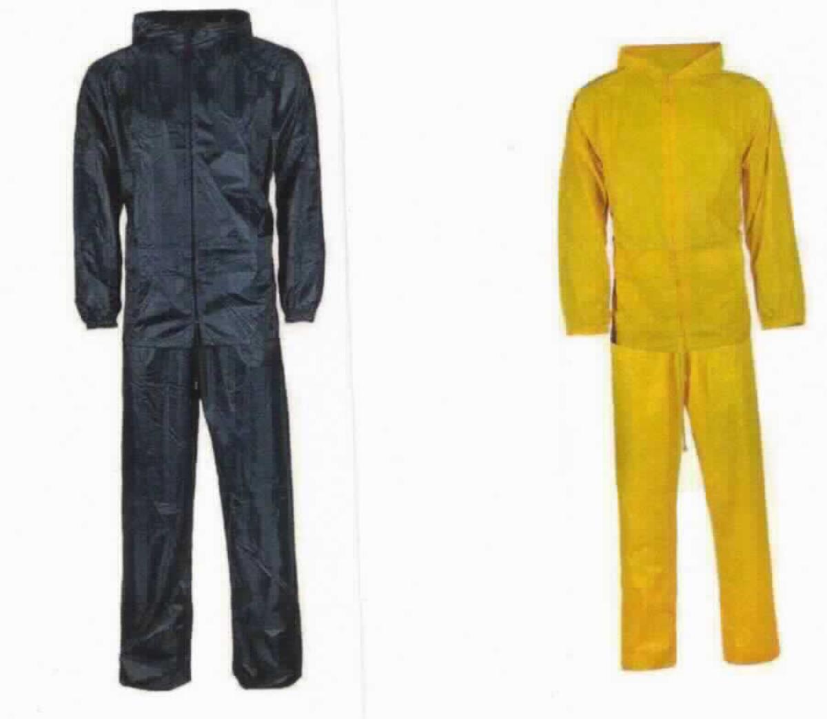 Kombination, bestehend aus einem Blouson und einer langen Hose, sog. Regenset, Größe M, Foto siehe Anlage,
- in einem einfachen Beutel mit Reißverschluss gemeinsam für den Einzelverkauf aufgemacht,
- aus ca. 0,2 mm dicken, einfarbigen, einseitig (Innenseite) mit geprägtem Kunststoff (keine Zellstruktur erkennbar) 
  überzogenen Geweben der Position 5903 aus laut Antrag 100 % Polyester (synthetische Chemiefasern),
- vollständig aus ein und demselben Flächenerzeugnis hergestellt,
- ohne Hinweise auf den Trägerkreis (unisex),
- Oberteil (Blouson):
-- über den Schritt reichend (Rückenlänge: ca. 77 cm),
-- mit einer Kapuze mit Tunnelzug,
-- vorn mit einer durchgehenden Öffnung mit Reißverschluss, 
-- mit langen Ärmeln, die über den unteren Rand des Kleidungsstücks hinausreichen; an den Ärmelenden elastisch 
   verengt,
-- im Rückenbereich mit Belüftungsschlitzen versehen und mit netzartig durchbrochenen Gewirken unterlegt, 
-- mit zwei aufgesetzten Taschen mit Patte unterhalb der Taille,
-- am unteren Rand mit einem Tunnelzug zu verengen,
- Unterteil (lange Hose):
-- in der Taille abschließend, mit einem elastischen Taillenbund,
-- ohne Öffnung und ohne Verschluss,
-- seitlich mit zwei Eingriffsöffnungen,
-- mit knöchellangen Hosenbeinen, an den Beinabschlüssen durch Umschlagen und Festnähen gesäumt und mittels
   Druckknopfverschluss zu verengen.
   
"Kleidung aus Erzeugnissen der Position 5903, aus Geweben, andere als in den Unterpositionen 6210 20
 bis 6210 30 genannte, für Frauen"