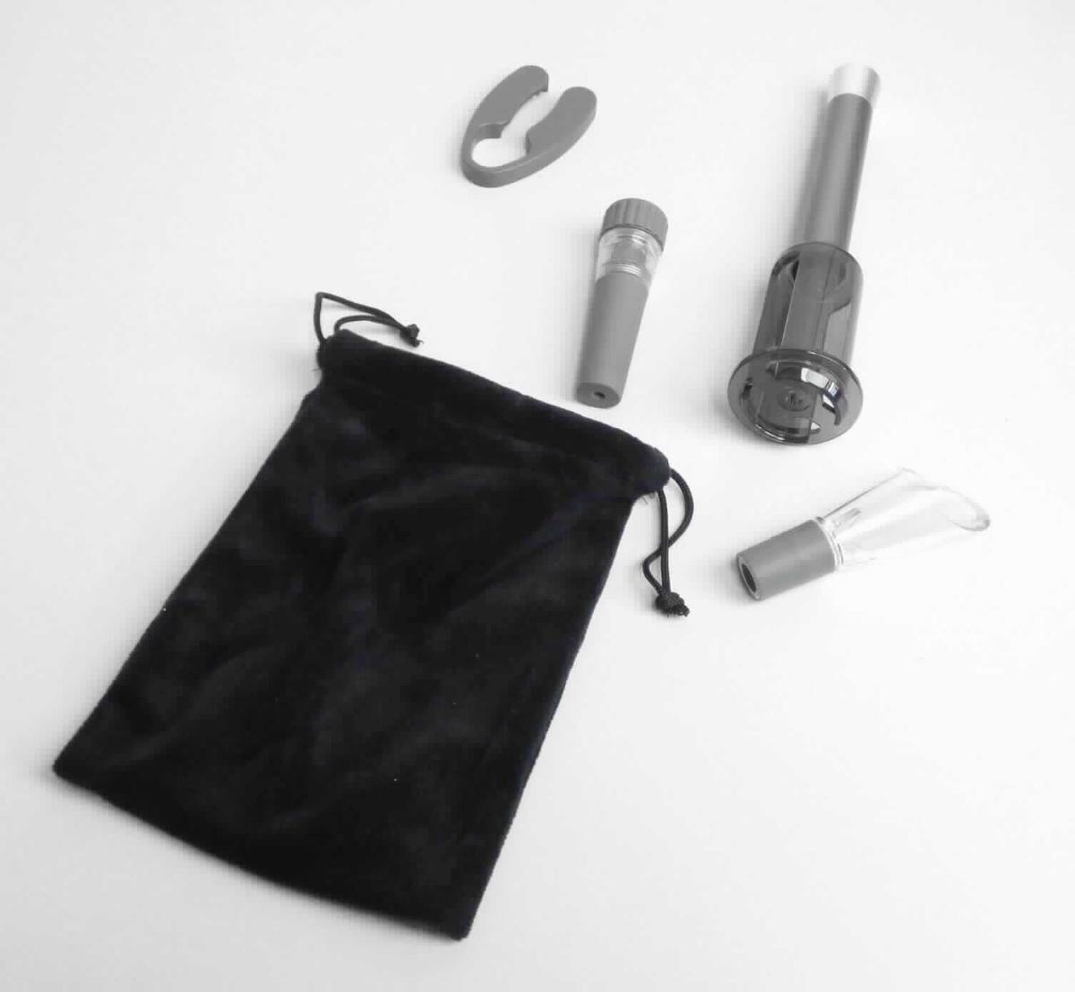 Flaschenöffner, Art.-Nr. 20920,
- in Form einer zylinderartigen Handpumpe mit Kolben, Flaschenhalsabdeckung, Nadel und
  Korkenentferner (Abbildung siehe Anlage),
- zum Entfernen eines Korkens aus einer Flasche indem die Nadel in den Korken gestochen
  und anschließend durch Betätigung des Pumpengriffs ein Überdruck in der Flasche erzeugt
  wird, so dass der Korken herausgedrückt wird,
- in einer gemeinsamen Verkaufsumschließung mit Beipack (Pumpverschluss, Folienschneider,
  Ausgießer, Aufbewahrungssäckchen und Bedienungsanleitung).
Der Flaschenöffner bestimmt den Charakter des Ganzen.

"Handbetriebene Luftpumpe, keine Handpumpe für Fahrräder (Warenzusammenstellung in
 Aufmachung für den Einzelverkauf aus Flaschenöffner und nicht charakterbestimmendem
 Beipack) - sog. Flaschenöffner"