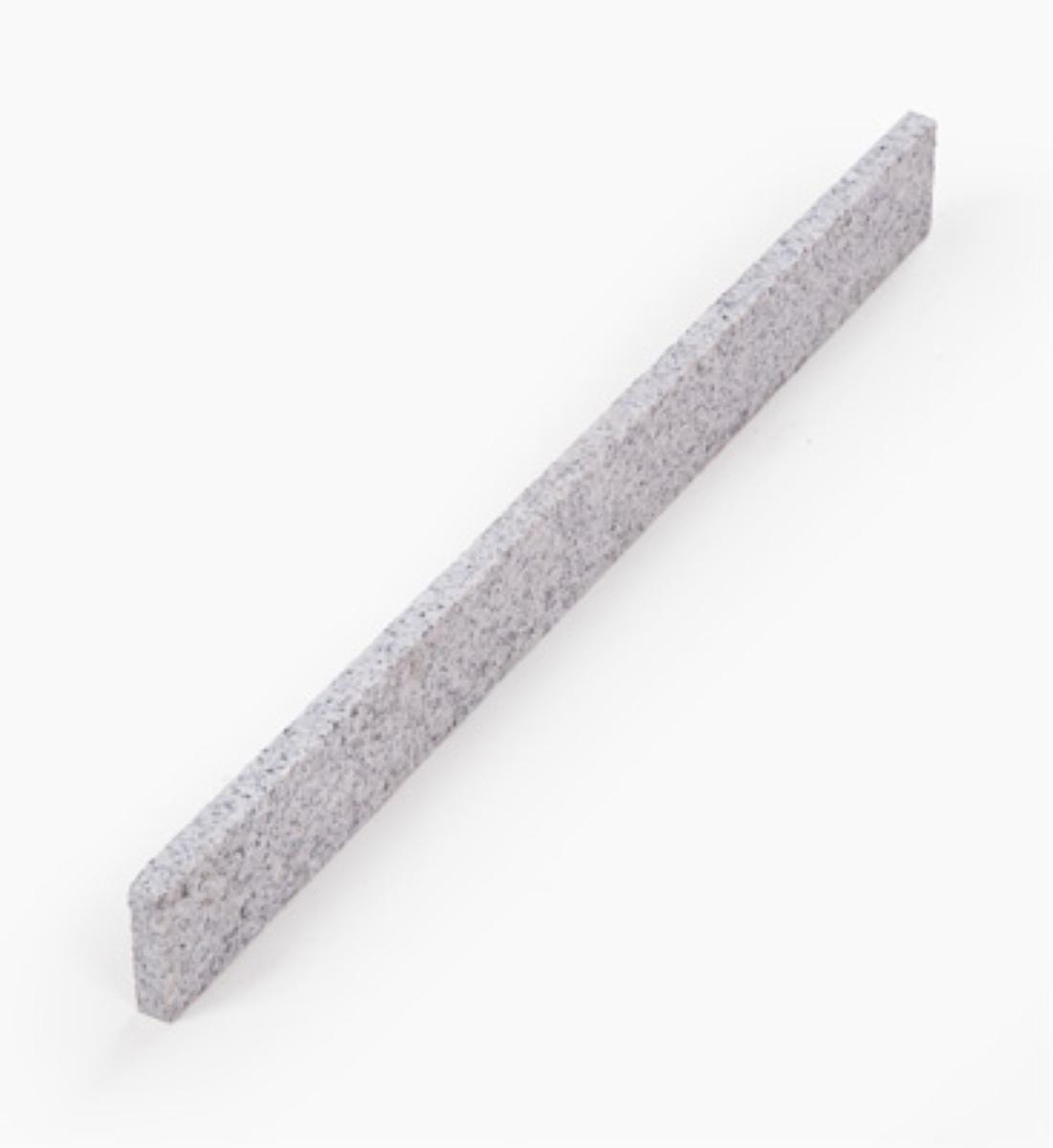 Angaben:
Sockelleisten BRAVO EXACTA geflammt; Bearbeitung: Oberfläche geflammt, Oberkante geschliffen und gefast, Seiten gesägt; Material: Granit; Farbe: edelgrau.

Befund:
Bearbeitete Werksteine und Waren daraus, Granit.