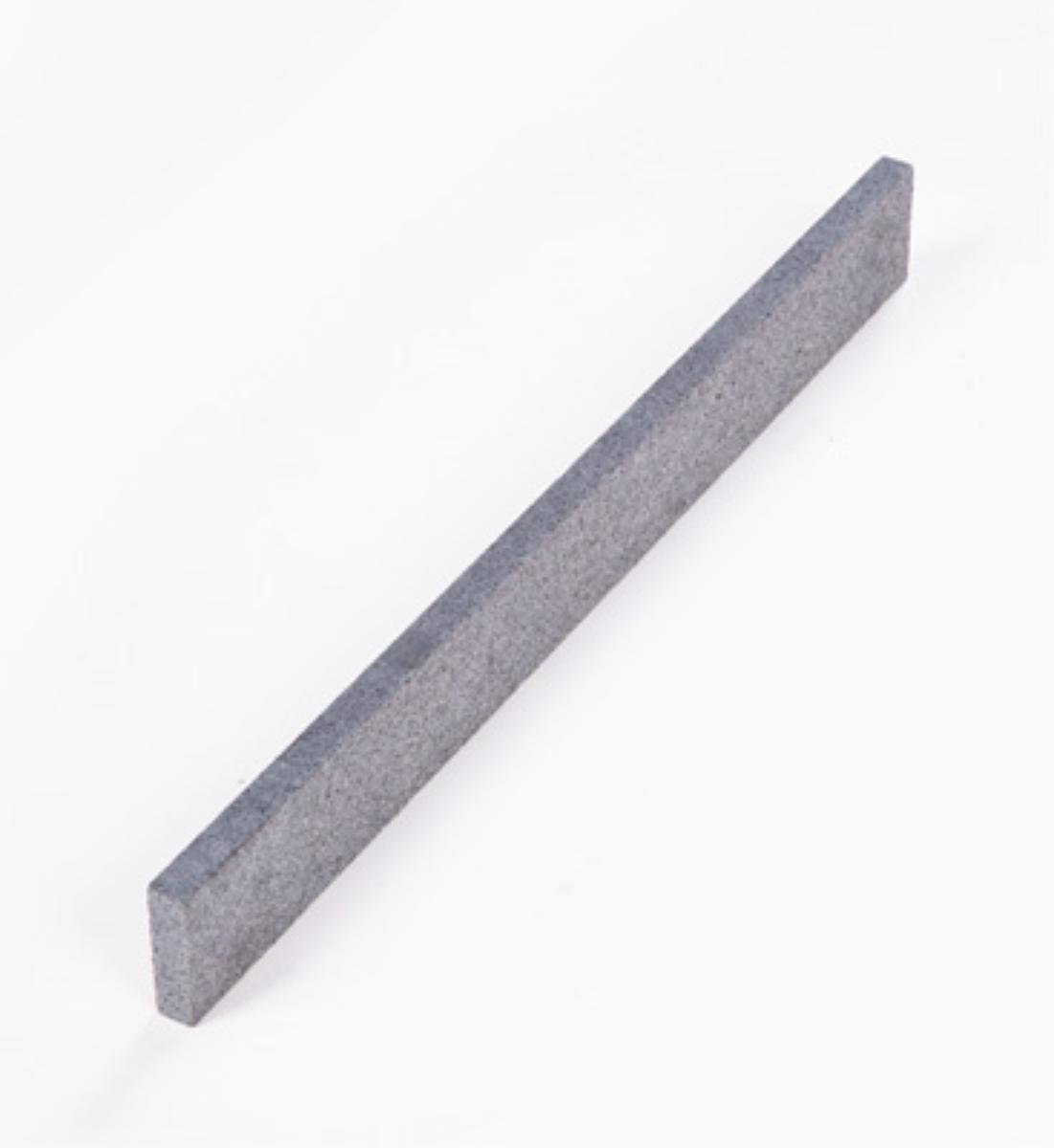 Angaben:
Sockelleisten GALA EXACTA geflammt; Bearbeitung: Oberfläche geflammt, Oberkante geschliffen und gefast, Seiten gesägt; Material: Granit; Farbe: anthrazit.

Befund:
Bearbeitete Werksteine und Waren daraus, Granit.