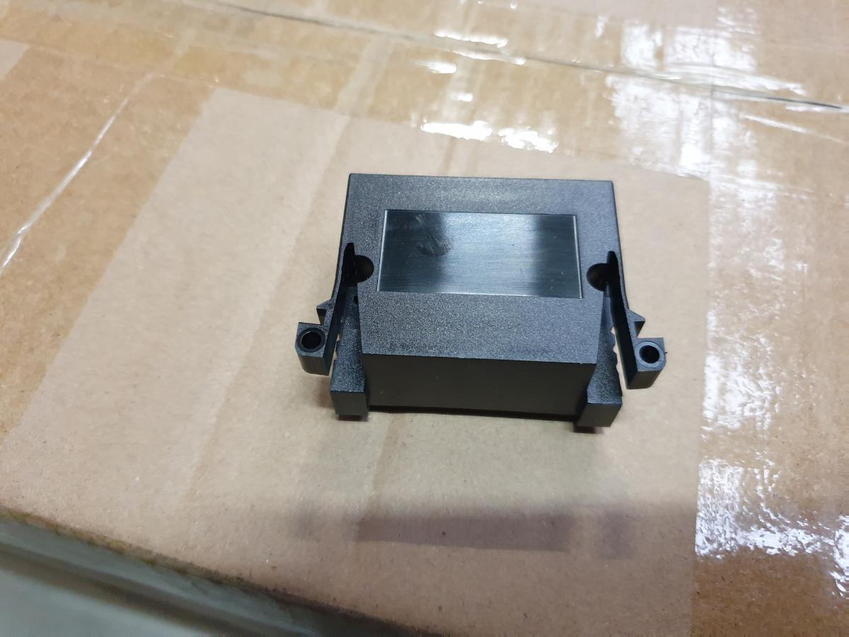 Endkappe Conference ohne Aussparung (Abbildung siehe Anlage),
- aus einem spezifischen Formteil aus Kunststoff mit Einkerbungen sowie
  Bohrungen für die spätere Montage,
- zur Verwendung als Seitenabdeckung für modular aufgebaute Tisch -
  Steckdosenleisten, die je nach Ausstattung Geräte verschiedener Positionen
  des Zolltarifs aufweisen (z.B. Stromrichter der Position 8504 oder Steckdosen
  der Position 8536).

"Nichtelektrisches Teil von Maschinen, Apparaten oder Geräten in Kapitel 84 anderweit
 weder genannt noch inbegriffen, keine Schiffsschraube oder Schraubenflügel, nicht aus
 Gusseisen, Eisen oder Stahl - Endkappe "