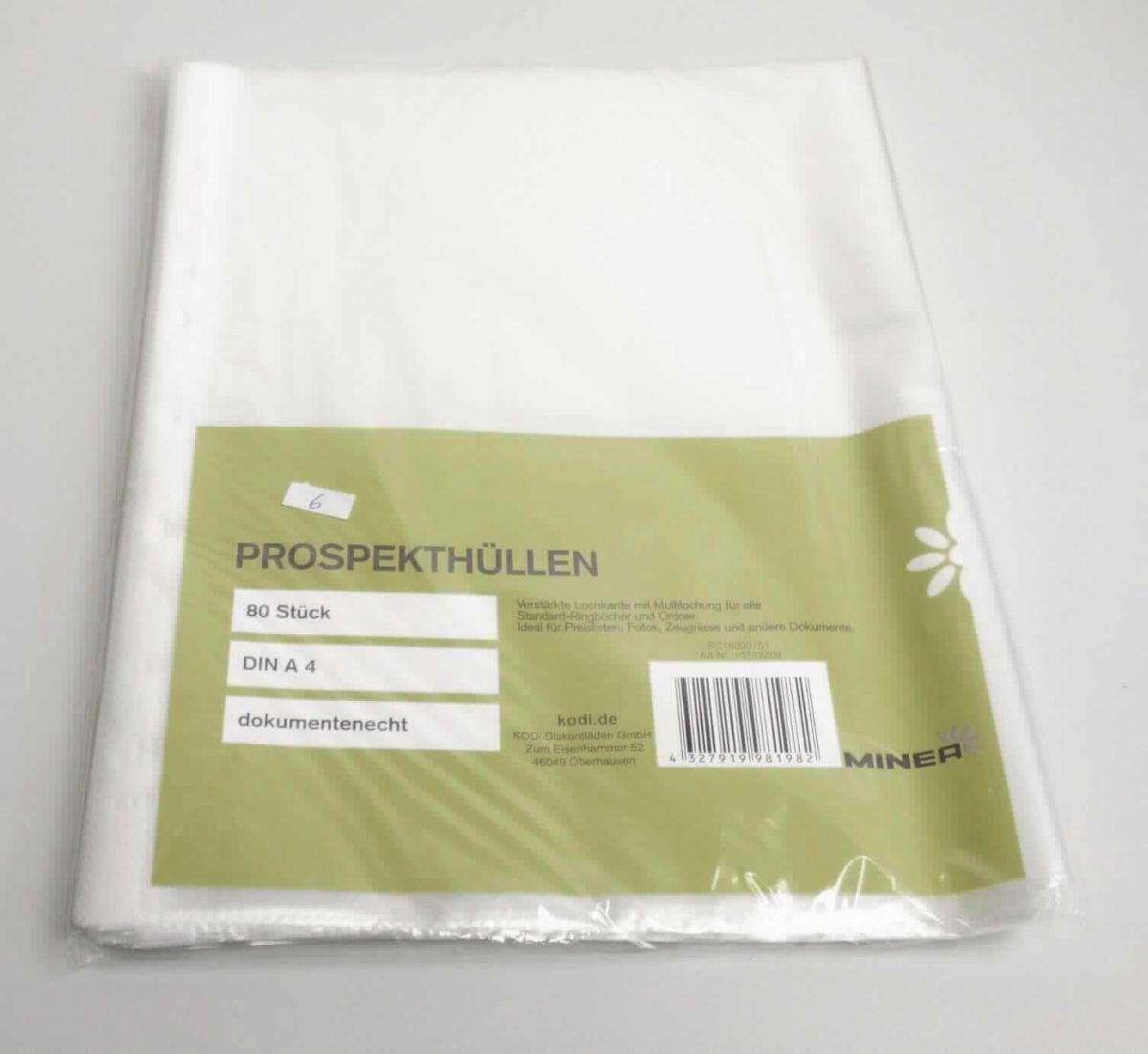 Bei dem durch ein Warenmuster veranschaulichten Artikel handelt es sich um eine sogenannte Prospekthülle aus miteinander verschweißten Folien aus Kunststoffen im Sinne der Anmerkung 1 zu Kapitel 39. Die transparente Hülle ist im DIN A 4 Format gearbeitet, an der Oberseite mit einer Einstecköffnung versehen und zeichnet sich durch eine verstärkte Lochkante mit Multilochung aus.

Die Ware dient üblicherweise zum Schutz bzw. zur Aufbewahrung von z. B. Dokumenten, Bildern oder Heften und ist zu 80 Stück in einem Polybeutel mit einem bedruckten Papiereinleger aufgemacht.

Derartige Erzeugnisse werden zolltariflich als "andere Waren aus Kunststoffen, Büro- oder Schulartikel" eingereiht.