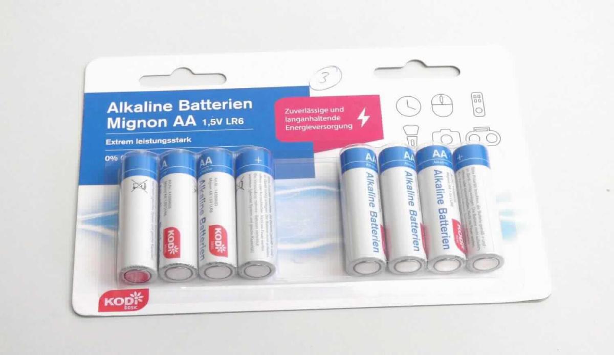 Elektrisches Primärelement (Kodi Basic Batterien Mignon (AA) LR6 8er, 
Art. Nr. 14389603; Abbildung siehe Anlage),
- mit einer Kathode aus Mangandioxid, einer Anode aus Zinkpulver und einem 
  Elektrolyt aus einer Kaliumhydroxid-Lösung, in Form einer Rundzelle (AA),
- mit einer Spannung von 1,5V,
- dient als Stromquelle für verschiedene Geräte,
- acht Stück davon in einer gemeinsamen Verkaufsverpackung.

"Elektrisches Primärelement, Mangandioxidelement, alkalisch, Rundzelle"