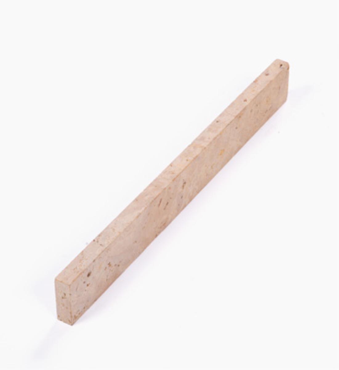 Angaben:
Sockelleisten DORATO antik; Bearbeitung: Oberfläche geschliffen, Seiten gesägt und getrommelt; Material: Travertin; Farbe: gold-gelb-beige.

Befund:
Bearbeitete Werksteine und Waren daraus, Travertin.