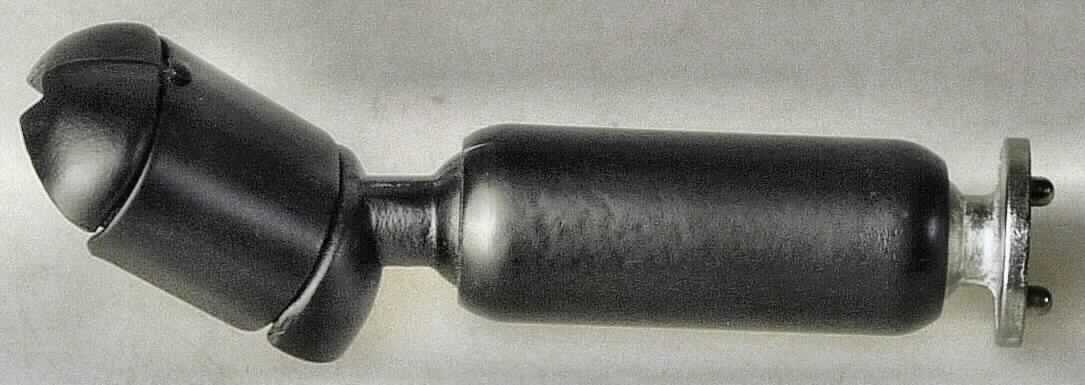 Es handelt sich um aus unedlen Metallen (Aluminium und Stahl; teilweise mit Farbe versehen) gefertigte ca. 10 cm lange Erzeugnisse, bestehend aus einer entsprechend ihrer Verwendung geformten und mit Aussparungen versehenen "Platte", die über ein Kugelgelenk mit einem in etwa zylinderförmigen "Fuß" verbunden ist. Der "Fuß" ist mit einer kreisförmigen Scheibe mit runder Bohrung und zwei ausgearbeiteten Stiften ausgestattet. Die Erzeugnisse sind Bestandteile von an der Windschutzscheibe von KFZ angebrachten Halterungen aus unedlen Metallen für Innenspiegel (nicht Gegenstand dieser vZTA).
- Antragstellerangaben - 

Derartige Erzeugnisse gehören als "Teile aus unedlen Metallen von Beschlägen aus unedlen Metallen, für Karosserien (Kraftfahrzeuge)" zum TARIC-Code 8302 3000 00.