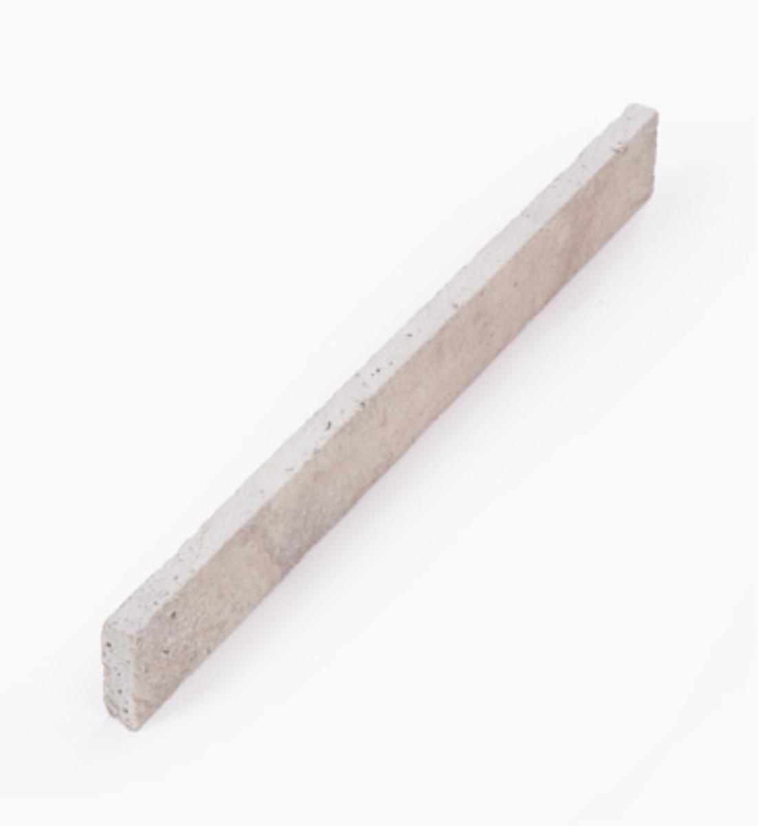 Angaben:
Sockelleisten NOCE TOROSA antik; Bearbeitung: Oberfläche geschliffen, Seiten gesägt und getrommelt; Material: Travertin; Farbe: hellbraun.

Befund:
Bearbeitete Werksteine und Waren daraus, Travertin.