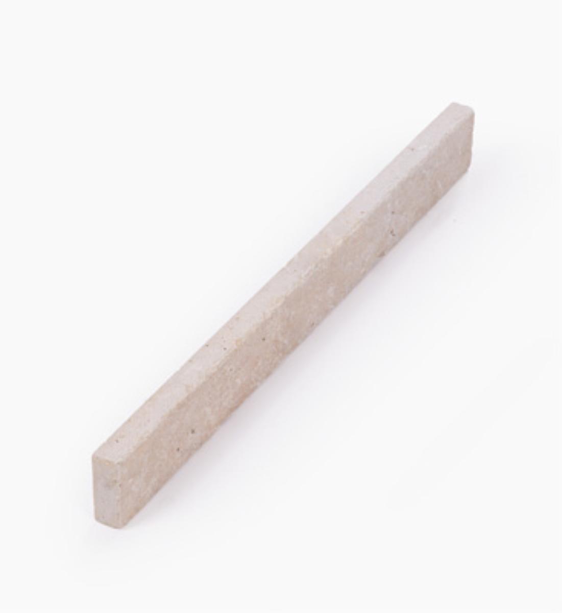 Angaben:
Sockelleisten VANILLA ROMANA® antik, Bearbeitung: Oberfläche geschliffen, Seiten gesägt und getrommelt; Material: Travertin; Farbe: cremebeige.

Befund:
Bearbeitete Werksteine und Waren daraus, Travertin.