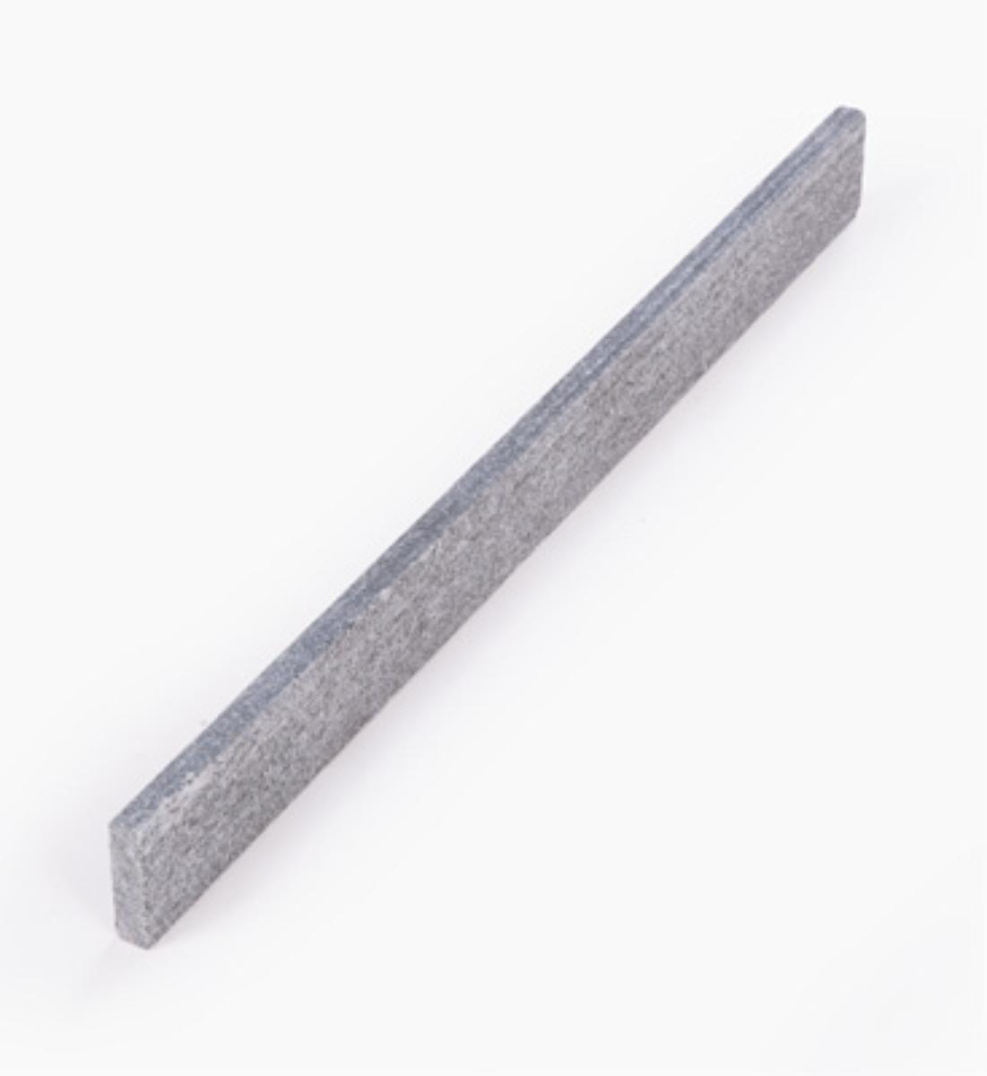 Angaben:
Sockelleisten BIASCA EXACTA geflammt; Bearbeitung: Oberfläche geflammt, Oberkante geschliffen und gefast, Seiten gesägt; Material: Gneis; Farbe: silbergrau-liniert.

Befund:
Bearbeitete Werksteine und Waren daraus.