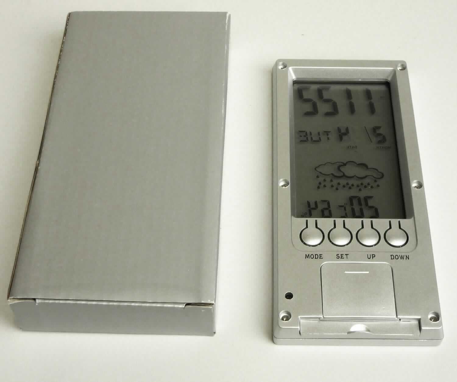 Bei der so genannten Wetter-Station Digital, Art. Nr. 43810, handelt es sich um eine zusammengesetzte Ware, bestehend aus einer Uhr mit Datumsanzeige und Weckfunktion und einem kombiniertem Thermo- und Hygrometer, in einem Kunststoffgehäuse (H x B x T: 14,4 cm x 6,4 cm x 1,1 cm). Dabei ist das Thermo- und Hygrometer der charakterbestimmende Bestandteil aufgrund der Bedeutung für die Verwendung. Die Messwerte und die Zeit werden auf einem Display (ca. 8 cm x 4,5 cm) aus durchsichtigem Kunststoff angezeigt; zusätzlich gibt es hier eine Wetteranzeige (Regen, Sonnenschein oder Bewölkt) zu sehen. Auf der Rückseite befinden sich vier Knöpfe zur Bedienung des Gerätes, ein ausziehbarer Standfuß und ein Batteriefach für zwei Knopfzellenbatterien (bereits eingelegt). Das Gerät kann Temperaturen von - 50° C bis +70° C (-58° F bis 158° F) und Luftfeuchtigkeitswerte von 20% bis 89% messen. Die Maximal- und Minimaltemperaturwerte werden gespeichert. Die Ware wird zusammen mit einer Anleitung (De-Minimis-Regel) in einer Pappschachtel verpackt. 

Die Wetterstation dient der Messung und Anzeige der Temperatur und der Luftfeuchtigkeit, sowie der Uhrzeit und des Datums.

Zur äußeren Form, siehe Abbildung in der Anlage.

Die Ware wird als "Thermometer kombiniert mit einem Hygrometer, elektronisch, nicht für zivile Luftfahrzeuge, anderes als in Unterposition (TARIC) 9025 8040 30 0 und 9025 8040 50 0 genannt" eingereiht.