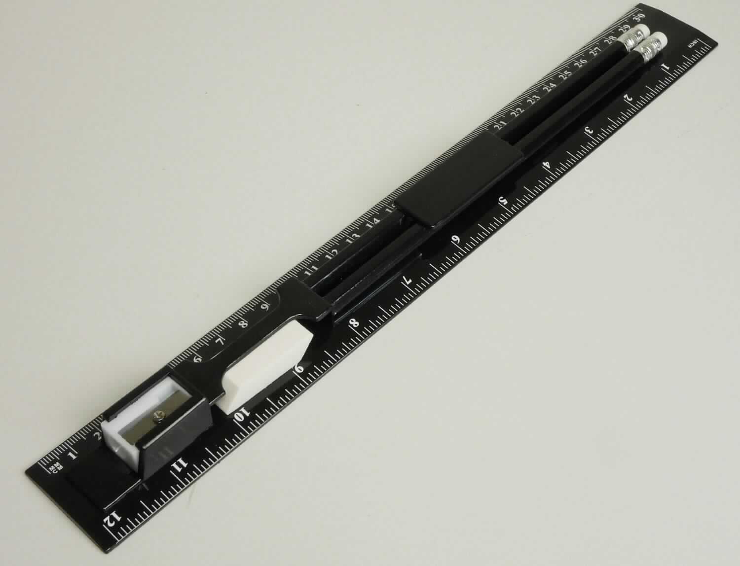 Bei der als Ruler Set bezeichneten Ware handelt es sich um eine Warenzusammenstellung in Aufmachung für den Einzelverkauf, die aus einem Lineal zur Längenmessung bis 30 cm, auf dem ein Radiergummi aus Kautschuk oder Kunststoff und ein Bleistiftanspitzer befestigt sind und aus zwei Bleistiften mit festem Schutzmantel aus Holz, die mit einem kleinen Radiergummi an der Oberseite versehen sind, besteht.

Bei den Bleistiften handelt es sich um aus zwei verschiedenen Bestandteilen zusammengesetzte Waren, wobei der Bleistift den Charakter der Ware bestimmt.

Ein  charakterbestimmender Bestandteil der in einer Pappschachtel verpackten Warenzusammenstellung kann nicht ermittelt werden, so dass sie in die zuletzt genannte, der in Frage kommenden Positionen eingereiht wird.

Das Set wird als Bleistift mit festem Schutzmantel eingereiht.