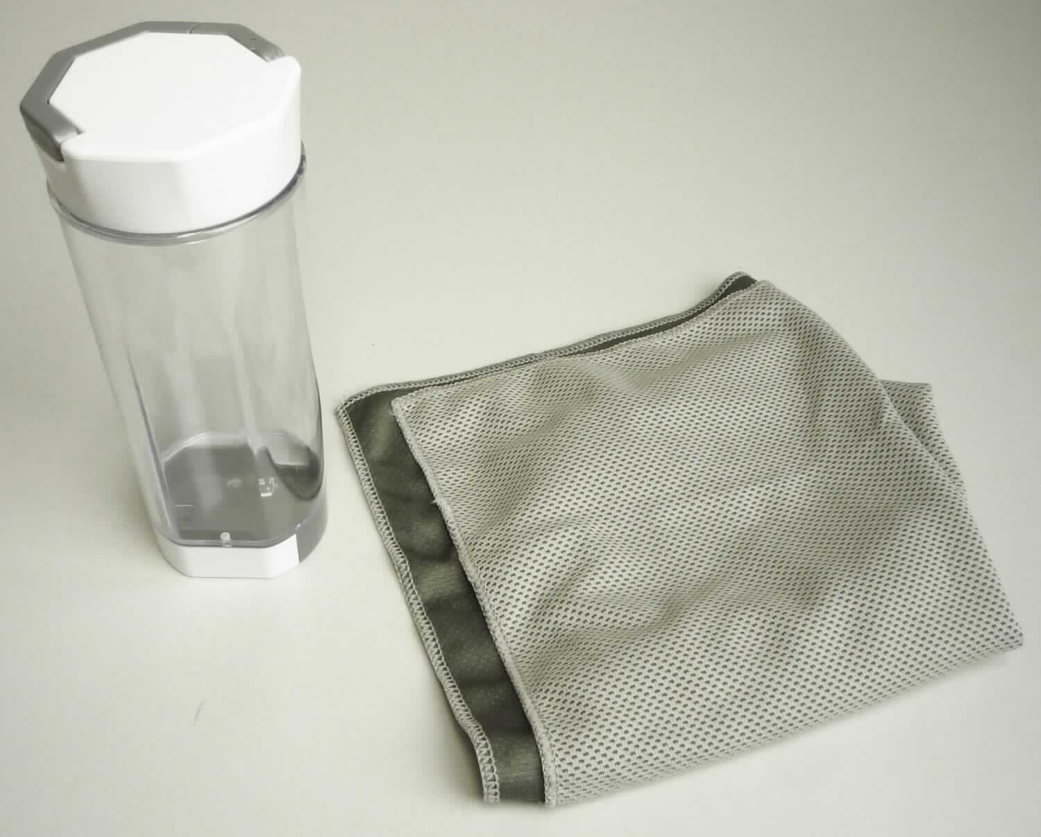 Wäsche zur Körperpflege, sog. Cooling Towel "Kühltuch aus Vlies", Foto siehe Anlage,
- in einer Kunststoffdose verpackt,
- rechteckig; in den Abmessungen von ca. 83 cm x 31 cm,
- aus einem einfarbigen, strukturiert gewirkten Gewirke (damit keine Ware aus Vliesstoff) aus augenscheinlich 
  synthetischen Chemiefasern,
- an allen Rändern durch Überwendlichnähte gesäumt (konfektioniert),
- soll laut Antrag als kühlendes Handtuch verwendet werden.

"Wäsche zur Körperpflege (Handtuch), aus Spinnstoffen, aus Chemiefasern, aus Gewirken"