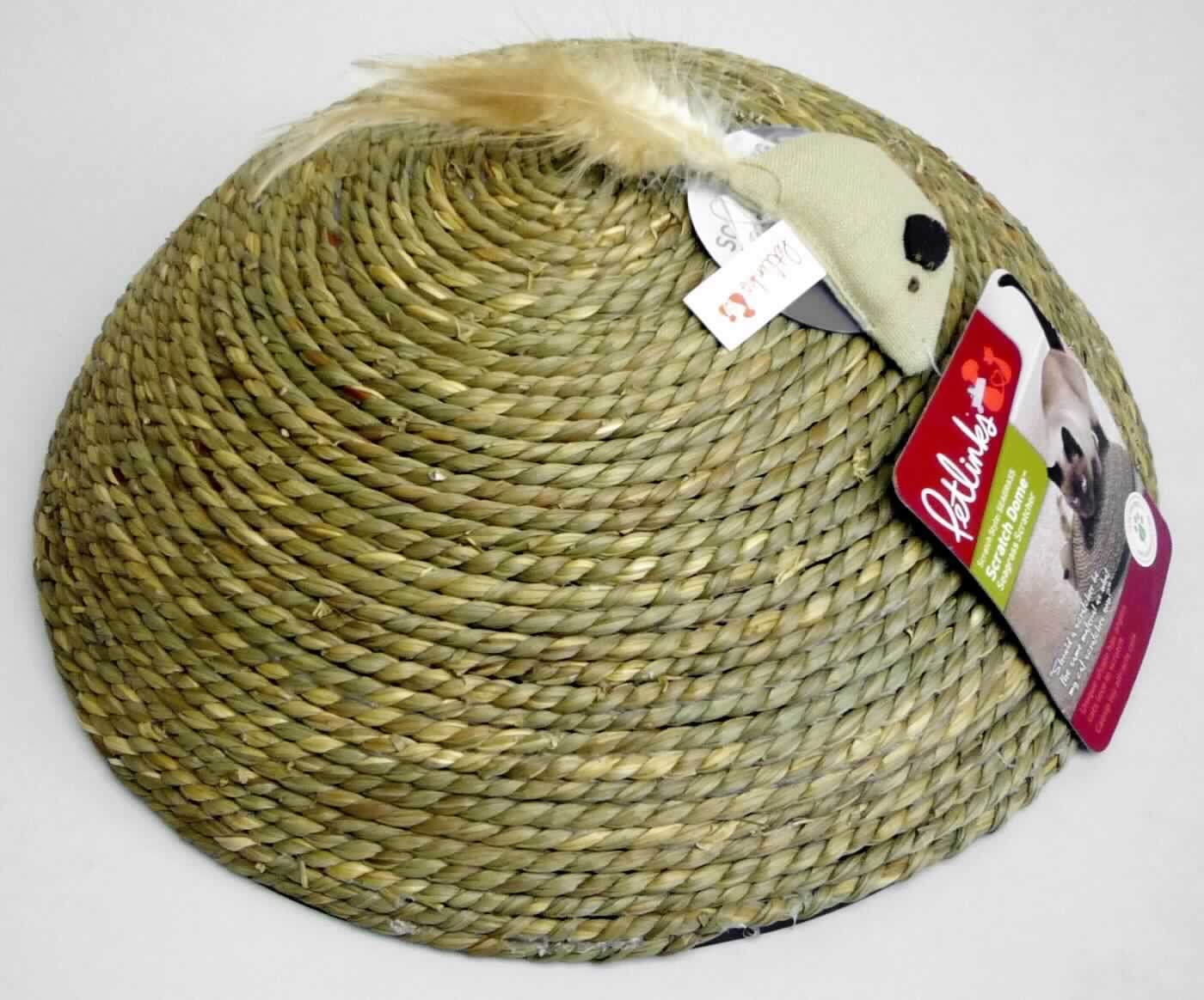 Nach den Angaben der Antragstellerin sowie dem vorliegenden Warenmuster handelt es sich bei dem sog. "Scratch Disk" um eine Kratzvorrichtung für Katzen.

Das Erzeugnis besteht im Wesentlichen aus einer schalenförmigen Halbkugel aus schwarzem Kunststoff (Durchmesser ca. 30,5 cm, Höhe ca. 11 cm), die mit der gewölbten Seiten nach oben auf den Boden gelegt wird. Auf der Außenseite ist die Ware vollflächig mit einem seilförmigen Strang aus nicht zerfaserten, zweifach zusammengedrehten, natürlichen Seegrasblättern umwickelt und verklebt (Flechtstoff im Sinne der Anmerkung 1 zu Kapitel 46). Darüber hinaus ist an der höchsten Stelle eine Spinnstoffmaus mit angebrachten Hühnerfedern (den Schwanz darstellend) und einer Füllung aus Katzenminze befestigt.

Die "Scratch Disk" dient den Katzen sowohl als Spiel- als auch als Kratzmöglichkeit. Insofern verleiht die sichtbare Außenseite gegenüber dem Kunststoff insbesondere im Hinblick auf die Bedeutung für die Verwendung den Charakter der Ware. Im Hinblick auf den Umfang sind die Flechtstoffe in Form der Seegrasstränge als charakterverleihend anzusehen.

Hinweise auf eine Fertigung in Handarbeit sind nicht ersichtlich.

Zolltarifrechtlich handelt es sich um eine "Andere Ware, unmittelbar aus anderen pflanzlichen Flechtstoffen als Bambus oder Rattan hergestellt, keine Flaschenhülsen aus Stroh, nicht handgearbeitet".
