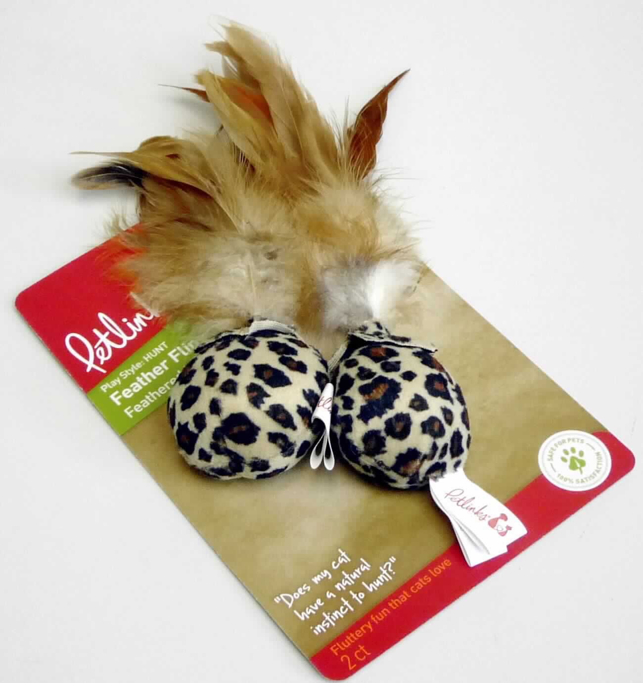 Waren aus Federn (Katzenspielzeug), sog. Spielbälle für Katzen "Feather Flips", Foto siehe Anlage,
- in Form einer zusammengesetzten Ware, bestehend aus: 
- - zwei Bällen aus gerauten Gewirken aus Spinnstoffen; mit einem Fleckmuster bedruckt,
- - - laut Antrag mit Catnip (Katzenminze) gefüllt,
- - - mit einem Durchmesser von ca. 5 cm,
- - jeweils mit 15 unterschiedlich großen, gebündelt an einem Zuschnitt aus dem gleichen Material wie die Bälle mit
    einem Klett- und Hakenband an den Bällen angebrachten Vogelfedern mit einer Länge von bis zu ca. 10 cm,
- die Spinnstoffe und die Federn sind sowohl im Hinblick auf den Umfang und als auch in Bezug auf die Verwen-
  dung als Katzenspielzeug gleichbedeutend; die Ware stellt sich damit gleichermaßen als Ware aus Spinnstoffen
  (Gewirken) und als Ware aus Federn dar, somit kann keinem der Stoffe (Spinnstoff / Federn) eine charakterbe-
  stimmende Eigenschaft zuerkannt werden und die Ware ist der von den gleichermaßen in Betracht kommenden
  Positionen (6307 und 6701) in der Nomenklatur zuletzt genannten Position zuzuweisen, 
- keine Einreihung als Spielzeug in die Position 9503, da aufgrund der Aufmachung, der Form und des verwen-
  deten Materials erkennbar ausschließlich für Tiere bestimmt, 
- auf einer zur Verpackung dieser Waren üblichen, bunt bedruckten Unterlage aus Pappe befestigt.

"Waren aus Federn"