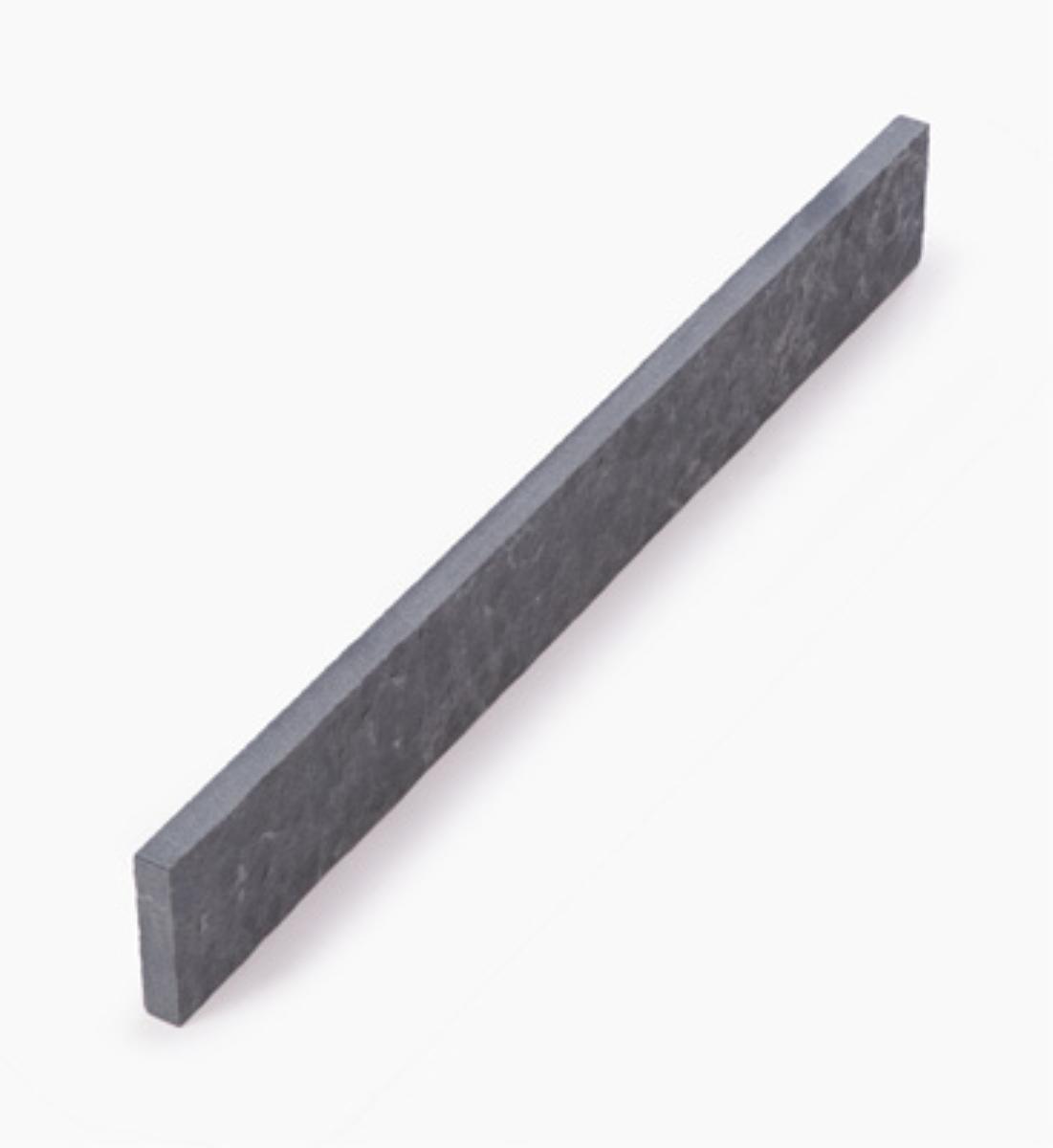 Angaben:
Sockelleisten SANOKU® ELEGANCE leicht satiniert; Bearbeitung: Oberfläche geflammt und wassergestrahlt, Oberkante geschliffen und gefast, sonst gesägt; Material: Basalt; Farbe: anthrazit-schwarz.

Befund:
Bearbeitete Werksteine und Waren daraus.