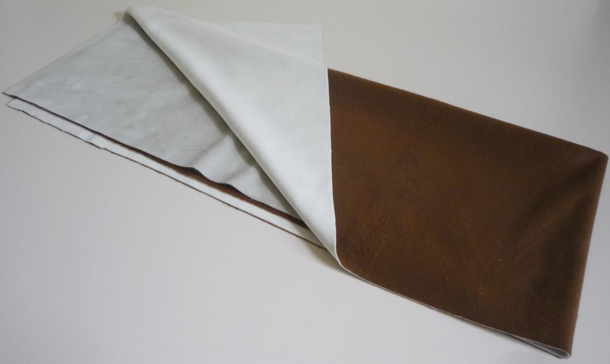Textillaminat, sog. Möbelbezugsstoff, Art. Sierra, Foto siehe Anlage,
- als Meterware, mit einer Breite von laut Antrag 142 cm,
- aus zwei mit ihrer ganzen Fläche aufeinanderliegenden und so miteinander durch Kleben verbundenen
  Lagen:
-- mit einer Oberlage (Schauseite):
--- aus einem gefärbten Samtgewirke aus synthetischen Chemiefasern (laut Antrag Polyester),
--- kein Hochflorerzeugnis und kein Schlingengewirke,
-- mit einer Unterlage:
--- aus einem gerauten Kuliergewirke aus synthetischen Chemiefasern,
- das die Schauseite bildende Samtgewirke verleiht der Ware insbesondere im Hinblick auf die
  Verwendung als Möbelbezugsstoff ihren wesentlichen Charakter.

"Samt, gewirkt, anderer als in den Unterpositionen 6001 10 bis 6001 29 genannte, aus Chemiefasern"