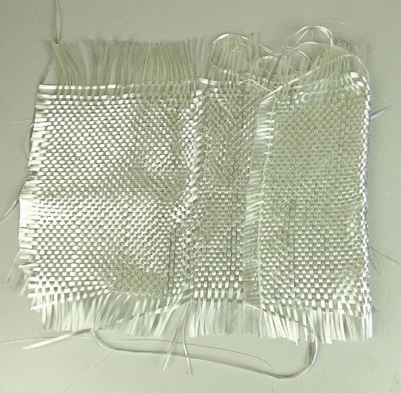 Gewebe aus Glasseidensträngen (Rovings), sog. Glasgewebe ECR, Foto siehe Anlage,
- dichtes Gewebe in Leinwandbindung,
- aus Glasseidensträngen (Rovings) aus E-Glas (laut Antrag),
- als Rohware (weder getränkt noch bestrichen, somit nicht imprägniert),
- Meterware mit einer Breite von 250 cm (laut Antrag).

"Ware aus Glasfasern, Gewebe aus Glasseidensträngen (Rovings), anderes als in
 den Unterpositionen 7019 4000 11 bis 7019 4000 70 genannte, Erzeugnis aus
 gewebten Endlosglasfaserrovings, weder imprägniert noch vorimprägniert"