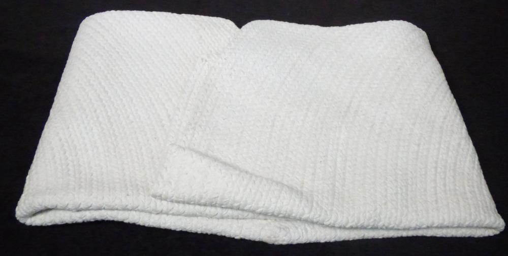 Teppich, sog. Teppich Sun, Foto siehe Anlage,
- mit einem bedruckten Etikett versehen und in einem Polybeutel verpackt,
- kreisförmig, mit einem Durchmesser von laut Antrag 120 cm, 
- aus einem Geflecht aus laut Antrag 80 GHT Baumwolle und 20 GHT Polyester (synthetische
  Chemiefasern),
- bedruckt,
- ohne Flor; nicht gewebt oder getuftet,
- ohne Hinweise auf Handarbeit, 
- spiralförmig zusammengenäht (somit konfektioniert),
- mit einer rutschhemmenden Rückenbeschichtung aus Kautschuk (laut Antrag Latex) versehen,
- erfüllt die Bedingungen zur Einreihung als Teppich.

"Teppich, anderer als in den Positionen 5701 bis 5704 genannte, aus Spinnstoffen, konfektioniert,
 aus Baumwolle, nicht handgearbeitet"