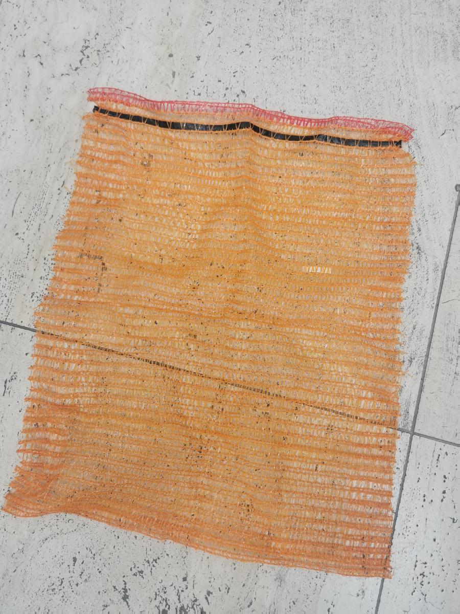 Sack zu Verpackungszwecken, sog. Sack aus Polyethylen, Foto siehe Anlage,
- laut Antrag:
-- in rechteckiger Form, in verschiedenen Ausführungen (mit farblich abgesetzten sog. Einfüllkanten
   in rot, schwarz/rot oder schwarz/grün/schwarz) und unterschiedlichen Abmessungen (L x B): von
   28 cm x 36 cm bis zu 60 cm x 100 cm,
-- aus ca. 0,6 mm dicken, durchbrochenen Gewirken (Kettengewirke) aus Streifen aus synthetischer
   Spinnmasse (aus Polyethylen) mit einer augenscheinlichen Breite von weniger als 5 mm,
-- zu einem Sack zusammengenäht; an einer Schmalseite mit einer Einfüllöffnung, die je nach
   Ausführung mit oder ohne Zugband geschlossen werden kann,
-- dient als Verpackungssack z. B. für Kartoffeln und Gemüse,
- durch Zusammennähen konfektioniert.

"Sack zu Verpackungszwecken, aus synthetischen Spinnstoffen, kein flexibler Schüttgutbehälter, 
 aus Streifen aus Polyethylen, aus Gewirken"