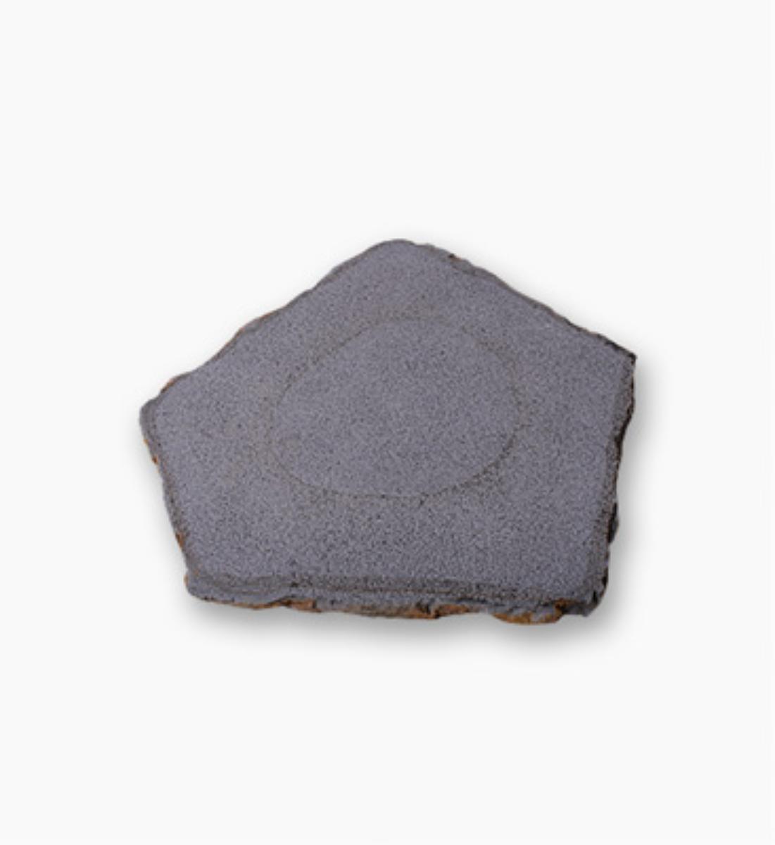 Angaben:
Stepping Stones SANOKU® ELEGANCE leicht satiniert; Bearbeitung: Oberfläche geflammt und wassergestrahlt, Kanten gespalten; Material: Basalt; Farbe: anthrazit-schwarz.

Befund:
Bearbeitete Werksteine und Waren daraus, poliert, verziert oder anders bearbeitet, jedoch ohne Bildhauerarbeit, mit einem Eigengewicht von 10 kg oder mehr.