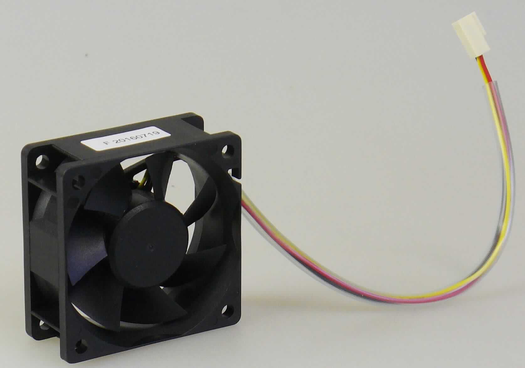 Ventilator VX-FAN-02-1,
- aus einem siebenflügeligen Lüfterrad mit Elektromotor in einem Kunststoff-Einbaurahmen (Abmessungen 
  LxBxH: ca. 60 x 60 x 25 mm) mit vier Bohrungen, Anschlusskabel und Stecker (Abbildung siehe Anlage),
- zur Erzeugung eines Luftdrucks von weniger als 2 bar,
- zum Einbau in ein Blutgefäßkompressionsgerät (nicht Gegenstand der vZTA).

"Ventilator, keine Ware der Codenummern 8414 5100 10 0 bis 8414 5925 40 0 - Ventilator"