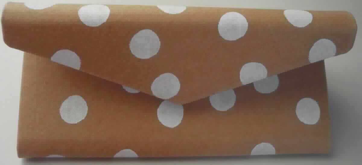 Brillenetui, Foto siehe Anlage,
- mit einer Außenseite aus Papier (laut Untersuchungsergebnis),
- auf einer Unterlage aus Pappe,
- mit einer Überschlagklappe mit Magnetverschluss,
- dreiteilig aufklappbar,
- innen mit Spinnstoff (Vliesstoff) ausgekleidet,
- mit den Abmessungen von ca. 16 cm x 7 cm x 1,5 cm,
- in Form und Größe an eine Brille angepasst,
- ohne Hinweise auf Handarbeit.

"Brillenetui, Taschen- oder Handtaschenartikel, mit Außenseite aus Papier, nicht handgearbeitet"