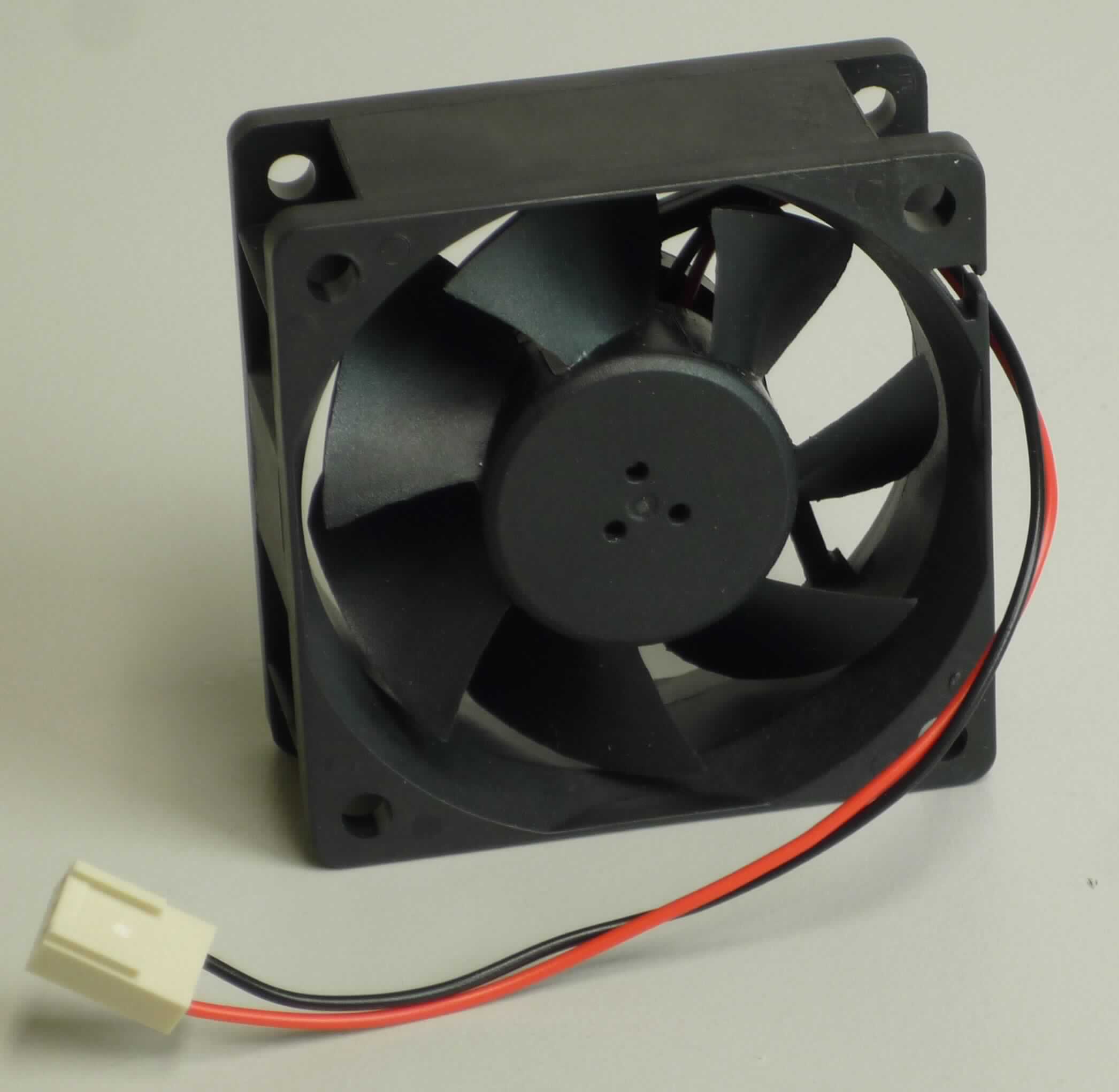 Ventilator VX-FAN-01-1,
- aus einem siebenflügeligen Lüfterrad mit Elektromotor in einem Kunststoff-Einbaurahmen (Abmessungen 
  LxBxH: ca. 60 x 60 x 25 mm) mit vier Bohrungen, Anschlusskabel und Stecker (Abbildung siehe Anlage),
- zur Erzeugung eines Luftdrucks von weniger als 2 bar,
- zum Einbau in ein Blutgefäßkompressionsgerät (nicht Gegenstand der vZTA).

"Ventilator, keine Ware der Codenummern 8414 5100 10 0 bis 8414 5925 40 0 - Ventilator"