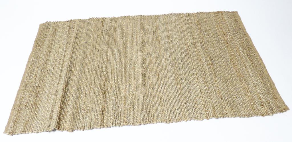 Teppich, sog. Juteteppich, Foto siehe Anlage,
- rechteckig, mit den Abmessungen von laut Antrag 80 cm x 150 cm,
- aus einem Gewebe aus laut Antrag 100 GHT Jute,
- an allen Rändern durch Umschlagen und Festnähen gesäumt (somit konfektioniert),
- kein Kelim, Sumak, Karamanie oder denen ähnlicher handgewebter Teppich,
- ohne Flor; weder getuftet noch beflockt,
- erfüllt die Bedingungen zur Einreihung als Teppich.

"Teppich, aus Spinnstoffen, gewebt, weder getuftet noch beflockt, konfektioniert, kein Kelim, Sumak,
  Karamanie und ähnlicher handgewebter Teppich, aus Jute, ohne Flor"