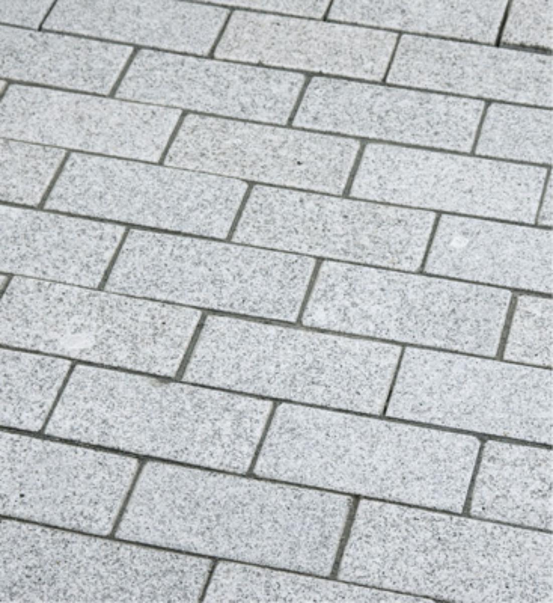 Angaben:
Systempflastersteine BRAVO EXACTA geflammt; Bearbeitung: Oberfläche geflammt, Kanten gefast, Seiten gesägt; Material: Granit; Farbe: edelgrau.

Befund:
Bearbeitete Werksteine und Waren daraus, Granit.