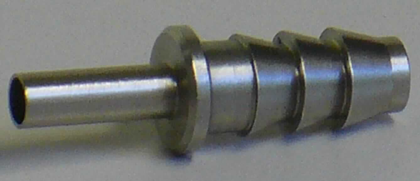 Rohrverbindungsstück aus Stahl

Bei der Ware handelt es sich um ein konzentrisches metallisches Hohlerzeugnis, an einem Ende mit drei Rippen zur Fixierung eines Schlauches versehen. Bei dem Material handelt es sich um einen nicht rostenden Stahl. Das Erzeugnis dient als Schlauchstecker zum anschluss eines PVC-Schlauches in einem Blutkompressionsgerät.

Die Ware ist nach ihrer Beschaffenheit als andere Rohrverbindungsstücke aus nicht rostendem Stahl in die Codenummer 7307 2980 90 0 einzureihen.