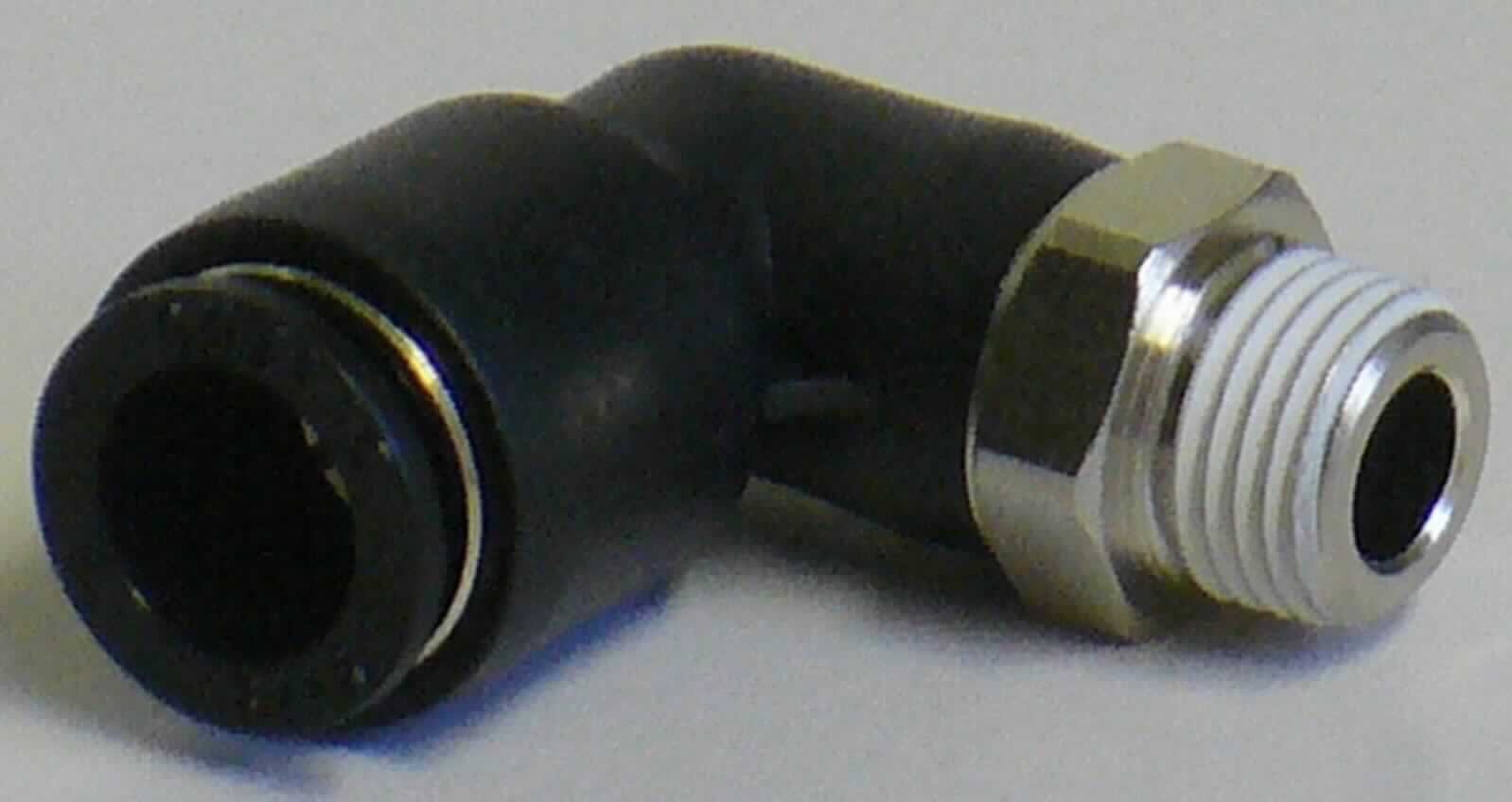 Angaben des Antragstellers:
Ventil-Verbindungsstück
Es handelt sich hierbei um eine pneumatische Winkelverbindung.
Nach den vorliegenden Unterlagen dient das Erzeugnis zur Verbindung eines Ventils mit einem Schlauchansatzstück eines medizinischen Blutkompressionsgerätes.

Feststellungen an einem Warenmuster:
Es wurde ein schwarzes Kunststoffwinkelstück vorgelegt, welches auf der einen Seite mit einem Gewindeanschluss aus Metall und auf der anderen Seite mit einem Anschluss aus Metall und Kunststoff ausgestattet ist.

Befund:
Es liegt ein Verbindungsstück (charakterbestimmend aus Kunststoff) für Rohre und Schläuche im Sinne der Position 3917 vor.