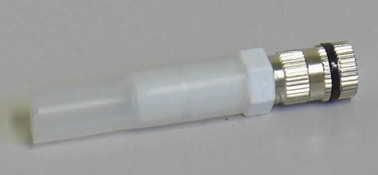 Bei der als "Tankentwässerung, VX-DEHY-01-02" bezeichneten Ware handelt es sich um ein Ventil aus vernickeltem Messing, welches an einen Schlauchadapter gesteckt wird und in den Tank eines medizinischen Druckluftpumpsystems zur Behandlung des venösen und arteriellen Blutgefäßsystems eingebaut wird (jeweils nicht Gegenstände der vZTA). Der Verschlusskolben öffnet sich mittels Federdruck.

Die Ware wird als "Armatur für Rohr- oder Schlauchleitungen, nicht von den Unterpositionen 8481 10 bis 8481 8069 erfasst, Ventil, aus anderen Stoffen als Gusseisen oder Stahl, nicht für bestimmte Luftfahrzeuge, keine Magnetventilvorrichtung" eingereiht.

Anlage: 1 Abbildung