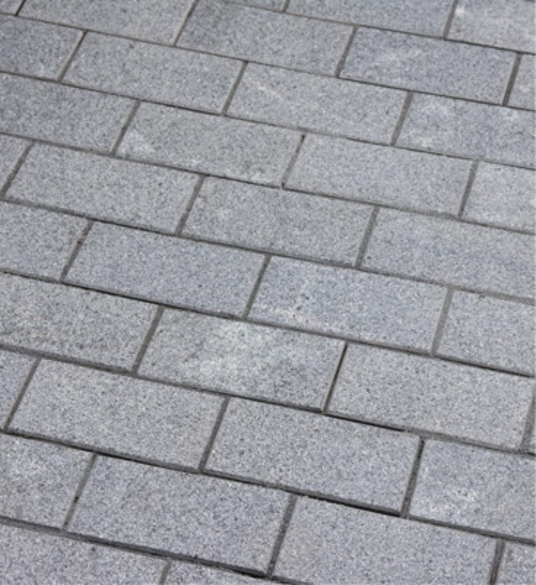 Angaben:
Systempflastersteine GALA EXACTA geflammt; Bearbeitung: Oberfläche geflammt, Kanten gefast, Seiten gesägt; Material: Granit; Farbe: anthrazit.

Befund:
Bearbeitete Werksteine und Waren daraus, Granit.