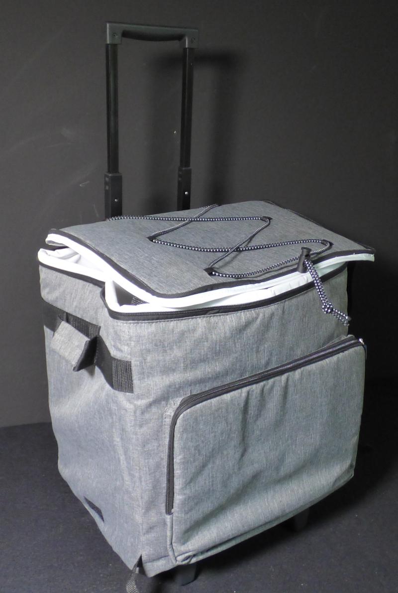 Isoliertasche für Nahrungsmittel oder Getränke, Foto siehe Anlage, 
- mit einer Außenseite aus Spinnstoffen,
- mit einer isolierenden Zwischenlage aus Schaumkunststoff und einer Innenlage aus 
  Kunststofffolien, 
- mit einem ausziehbaren Griff zum Ziehen der Isoliertasche auf zwei Rollen und zwei zusätzlichen
  Standfüßen aus Kunststoff,
- an beiden Schmalseiten und an der Rückseite jeweils mit einem Haltegriff,
- an der Vorderseite mit einem aufgesetzten, gepolsterten Reißverschlussfach,
- an der Deckeloberseite mit einem Haltesystem aus einer elastischen Kordel mit Stopper versehen,
- das Hauptfach ist mit einem entlang des oberen Rands an drei Seiten verlaufenden Reißverschluss
  versehen; aufklappbar,
- - ungefüttert; mit einer herausnehmbaren, stabilisierenden Bodenplatte ausgestattet,
- mit den Abmessungen: ca. 38 cm (Breite) x 42 cm (Höhe) x 33 cm (Tiefe),
- mit Klettverschlussbändern zum Fixieren der Isoliertasche im zusammengeklappten Zustand,
- ohne Hinweise auf Handarbeit,
- dient der Aufrechterhaltung der Temperatur von Speisen und Getränken während des Transports,
- mit zwei beigelegten Chips für einen Einkaufswagen,
- die Chips sind geringwertig und im Hinblick auf die Verwendung als unbedeutend zu betrachten,
  sie ändern das Wesen der Hauptware nicht und sind deshalb wie diese einzureihen.

"Isoliertasche für Nahrungsmittel oder Getränke, mit Außenseite aus Spinnstoffen, 
 nicht handgearbeitet"