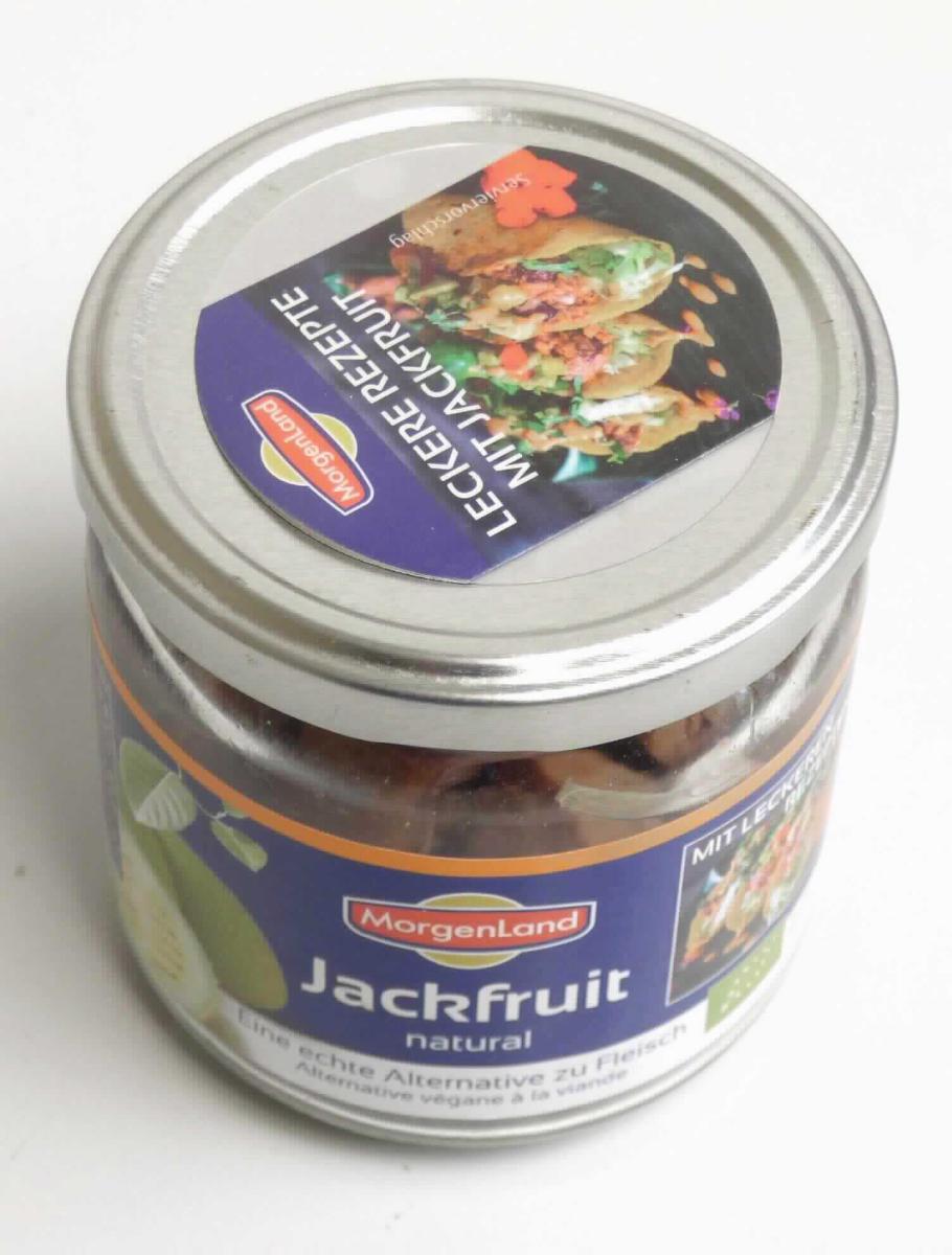 Jackfrucht, haltbar gemacht.

Antragsangaben (als zutreffend unterstellt): Fruchtfleisch der Jackfrucht, gewürfelt.

Beschaffenheit der vorgelegten Warenprobe: dunkelbeige bis roséfarbene, gewürfelte, fasrige Fruchtfleischstücke mit einem leicht zitrischen Geruch und Geschmack. Aufmachung: in einem 180 g-Originalschraubdeckelglas mit farbig bedruckter Banderole für den Einzelverkauf aufgemacht.
Alkohol (gemäß Angabe): nicht enthalten. 
Zugesetzter Zucker i. S. der ZAnm 3, 2. Anstrich i. V. m. ZAnm 2 a) Abs 1 Kap 20 (gemäß Angabe): nicht enthalten.

Es liegt eine im Glas dauerhaft haltbare gemachte Ware (pasteurisiert oder sterilisiert) vor. Waren dieser Art sind von dem Kapitel 8 der KN ausgeschlossen.

Früchte, Nüsse und andere genießbare Pflanzenteile, in anderer Weise zubereitet oder haltbar gemacht, auch mit Zusatz von Zucker, anderen Süßmitteln oder Alkohol, anderweit weder genannt noch inbegriffen, andere als in den Upos 2008 11 bis 2008 97 der KN genannt, ohne Zusatz von Alkohol, ohne Zusatz von Zucker, andere, andere.