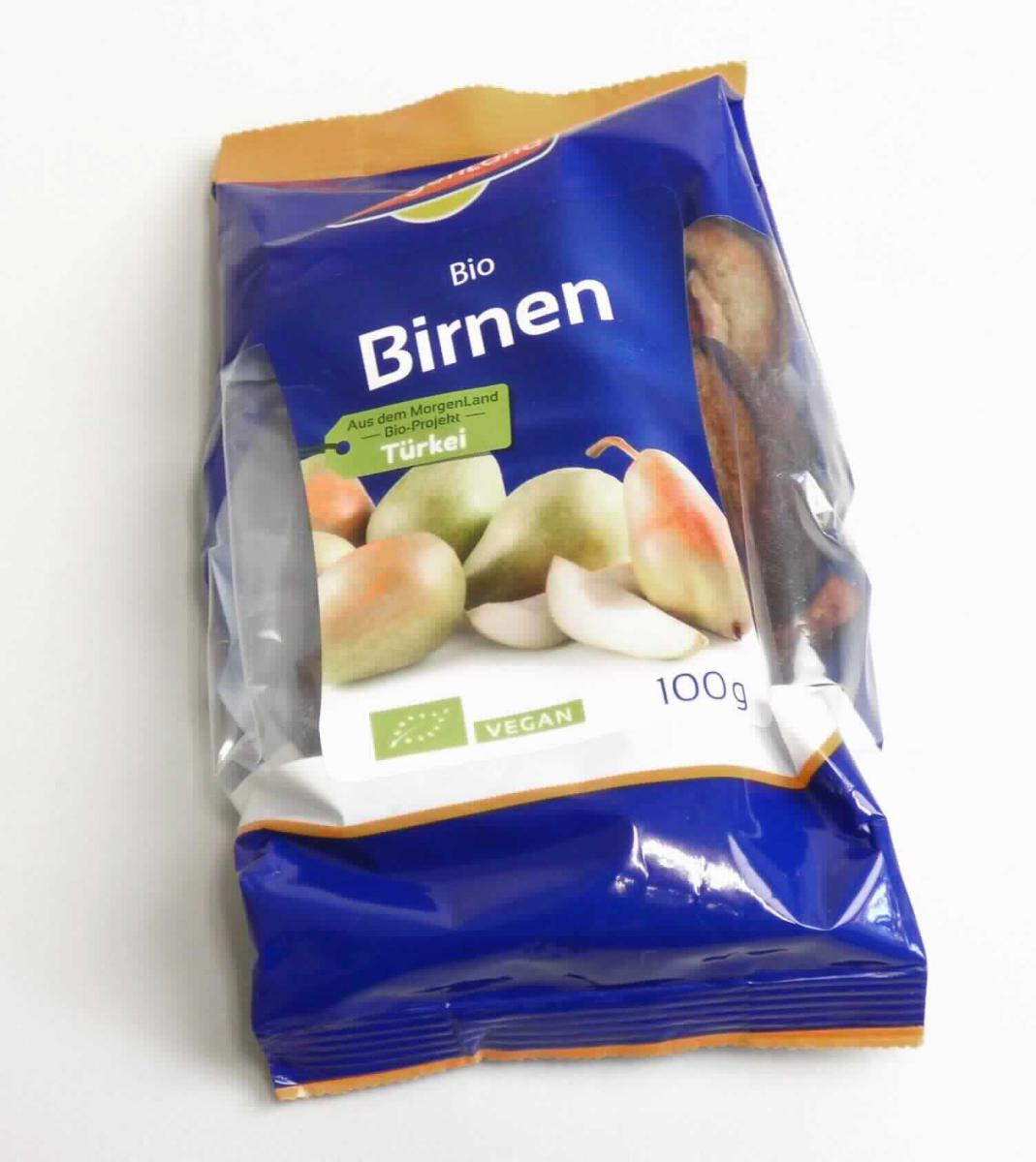 Birnen, getrocknet

Beschaffenheit des vorgelegten Warenmusters:
Mehrfarbige Kunststoffverpackung mit Sichtfenster sowie bunt bedruckten Etiketten; darauf aufgedruckt u. a. 
Angaben zur Ware (Bio-Birnenstücke, ungeschält, nicht entkernt, getrocknet), zum Nährwert und zur Inhalts-
menge (100g). Inhalt: Getrocknete, braun-rötliche, ungeschälte weiche Birnenspalten; Maße (ca.): L = 5,5 cm; B = 1,5 cm; Geruch aromatisch, nach Trockenfrüchten; Geschmack süß, getrockneten Birnen entsprechend.

Es ergeben sich keine Hinweise, dass die Früchte über Kapitel 8 der KN hinausgehend behandelt wurden.

Früchte (ausgenommen solche der Positionen 0801 bis 0806), getrocknet, Birnen.