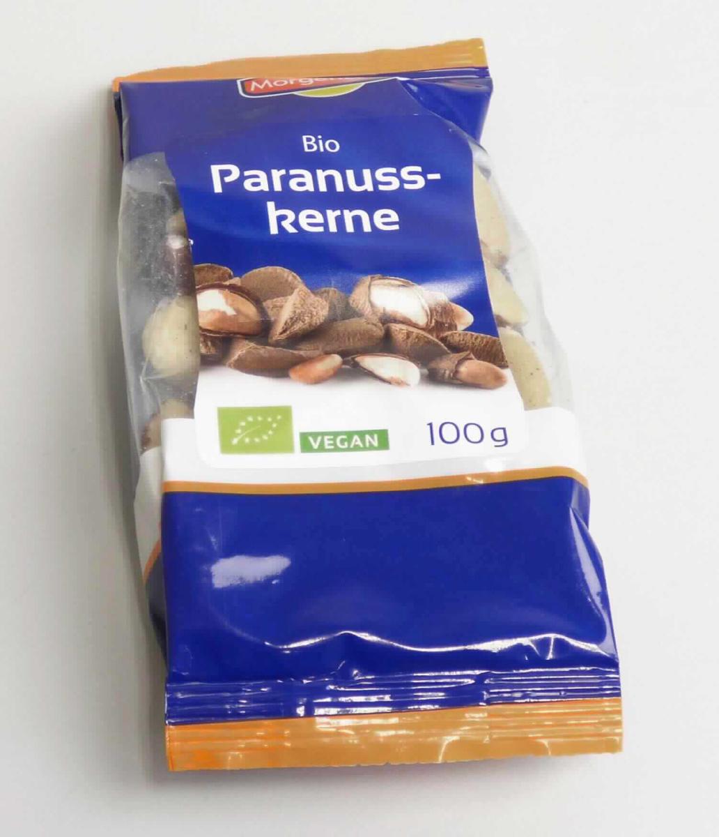 Paranusskerne, getrocknet

Beschaffenheit des vorgelegten Warenmusters:
Mehrfarbige Kunststoffverpackung mit Sichtfenster sowie bunt bedruckten Etiketten; darauf aufgedruckt u. a. 
Angaben zur Ware (Bio-Paranusskerne, getrocknet), zum Nährwert und zur Inhaltsmenge (100 g).
Inhalt: Paranusskerne, mit Resten festanhaftender Samenhaut; Maße: L = bis zu 5,5 cm; B = bis zu 3,5 cm; 
Geruch nussig. Geschmack nussig, getrockneten Paranusskernen entsprechend. 
Es ergeben sich keine Hinweise, dass die Nüsse über Kapitel 8 der KN hinausgehend behandelt wurden.

Paranüsse, getrocknet, ohne Schale, enthäutet.