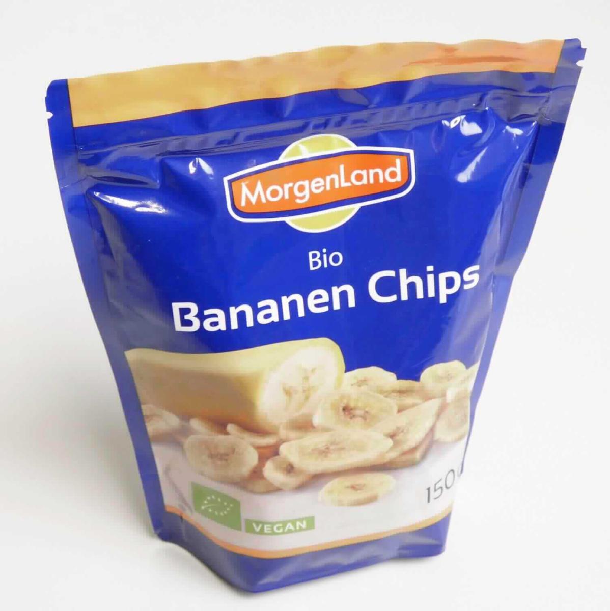 Bananen, zubereitet.

Antragsangaben (als zutreffend unterstellt): Bananenscheiben, frittiert, gesüßt.

Beschaffenheit der vorgelegten Warenprobe: beigefarbene bis gelbe, harte und bis zu 5 mm dicke Scheiben von Bananen, süß, leicht fettig und nach Banane schmeckend. Aufmachung: in einer etikettierten 150 g- Originalkunststofftüte.

Alkohol (gemäß Angabe): nicht enthalten. 
Zuckergehalt i. S. der ZAnm 2 a), Absatz 1 zu Kap 20 (gemäß Angabe): mehr als 9 GHT. 
Zugesetzter Zucker i.S. der ZAnm 3, 2. Anstrich zu Kap 20: enthalten.

Früchte, Nüsse und andere genießbare Pflanzenteile, in anderer Weise zubereitet oder haltbar gemacht, auch mit Zusatz von Zucker, anderen Süßmitteln oder Alkohol, anderweit weder genannt noch inbegriffen, andere als in den UPos 2008 11 bis 2008 97 des HS genannt, ohne Zusatz von Alkohol, mit Zusatz von Zucker, in unmittelbaren Umschließungen mit einem Gewicht des Inhalts von 1 kg oder weniger, andere, andere.