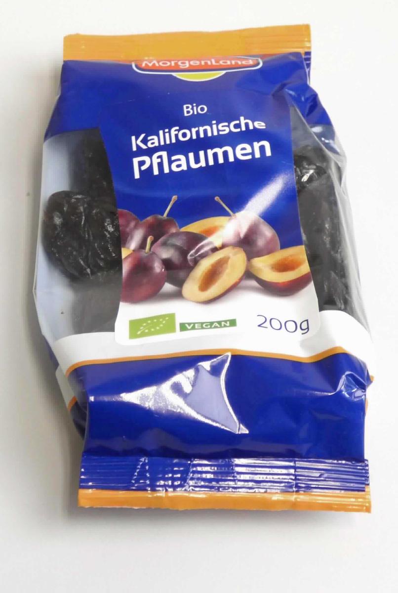 Pflaumen, getrocknet

Beschaffenheit des vorgelegten Warenmusters:
Mehrfarbige Kunststoffverpackung mit Sichtfenster sowie bunt bedruckten Etiketten; darauf aufgedruckt u. a. 
Angaben zur Ware (Kalifornische Bio-Pflaumen, entsteint, sonnengetrocknet, geölt), zum Nährwert und zur 
Inhaltsmenge (200 g). Inhalt: Getrocknete, schwarzbraune, weiche entsteinte Pflaumen; Maße (ca.): L = 3,5 cm; 
B = 2,5 cm, H = 1 cm; Geruch aromatisch nach getrockneten Pflaumen. Geschmack leicht säuerlich, süß, 
getrockneten Pflaumen entsprechend.
Der Zusatz von geringen Mengen Pflanzenöl zu getrockneten Früchten des Kapitels 8 der KN ist zulässig. Es ergeben sich keine Hinweise, dass die Früchte über Kapitel 8 der KN hinausgehend behandelt wurden. 

Früchte (ausgenommen solche der Positionen 0801 bis 0806 der KN), getrocknet, Pflaumen.