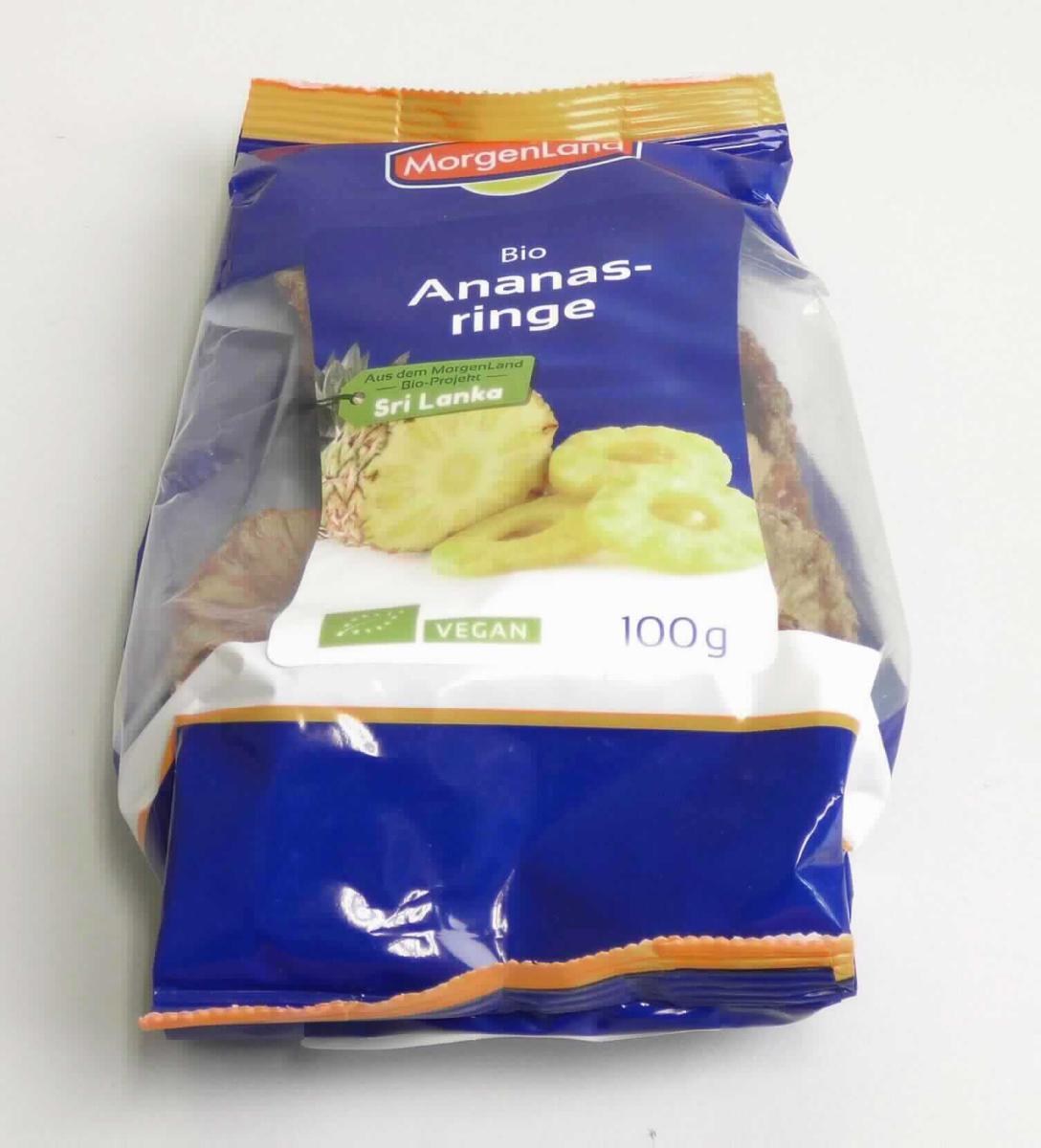 Ananas, getrocknet

Beschaffenheit des vorgelegten Warenmusters:
Mehrfarbige Kunststoffverpackung mit Sichtfenster sowie bunt bedruckten Etiketten; darauf aufgedruckt u. a. 
Angaben zur Ware (Bio-Ananasringe, getrocknet), zum Nährwert und zur Inhaltsmenge (100 g). Inhalt: Ge-
trocknete, gelblich braune, weiche Ananasringe; Maße (ca.): D = 6 cm; H = 0,5 cm; Geruch fruchtig, nach 
getrockneten Ananas; Geschmack säuerlich, süß, getrockneten Ananas entsprechend.
Es ergeben sich keine Hinweise, dass die Früchte über Kapitel 8 der KN hinausgehend behandelt wurden.

Ananas, getrocknet.