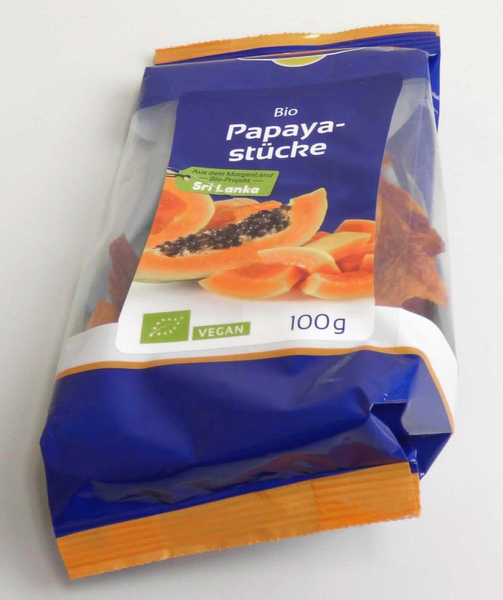 Papaya, getrocknet

Beschaffenheit des vorgelegten Warenmusters:
Mehrfarbige Kunststoffverpackung mit Sichtfenster sowie bunt bedruckten Etiketten; darauf aufgedruckt u. a. 
Angaben zur Ware (Bio-Papayastücke, ohne Schale, getrocknet), zum Nährwert und zur Inhaltsmenge (100 g).
Inhalt: Getrocknete, orange, weiche Papayascheiben in unterschiedlicher Form und Größe; Geruch leicht fruch-
tig; Geschmack fruchtig, süß, getrockneten Papayas entsprechend.
Es ergeben sich keine Hinweise, dass die Früchte über Kapitel 8 der KN hinausgehend behandelt wurden.

Früchte (ausgenommen solche der Positionen 0801 bis 0806 der KN), getrocknet, Papaya-Früchte.