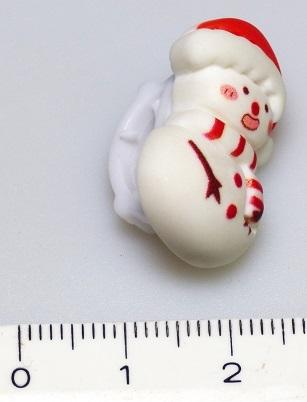 STYLE & GO CLIP

Bei der vorliegenden Ware handelt es sich um Fantasieschmuck in Form von einem etwa 2,5cm x 1,5cm kleinen stilisierten Schneemann mit einem Clip aus Kunststoff auf der Rückseite.
Der Schneemann dient zur Verschönerung von Schuhen lässt sich aber auch zur Verzierung von Haarschmuck, Taschen, Kleidern, Blumensträußen, Hüten etc. einsetzten. 

Abbildung siehe Anlage.

Derartige Erzeugnisse gehören als "Fantasieschmuck, anderer als aus unedlen Metallen" zum TARIC-Code 7117 9000 00.